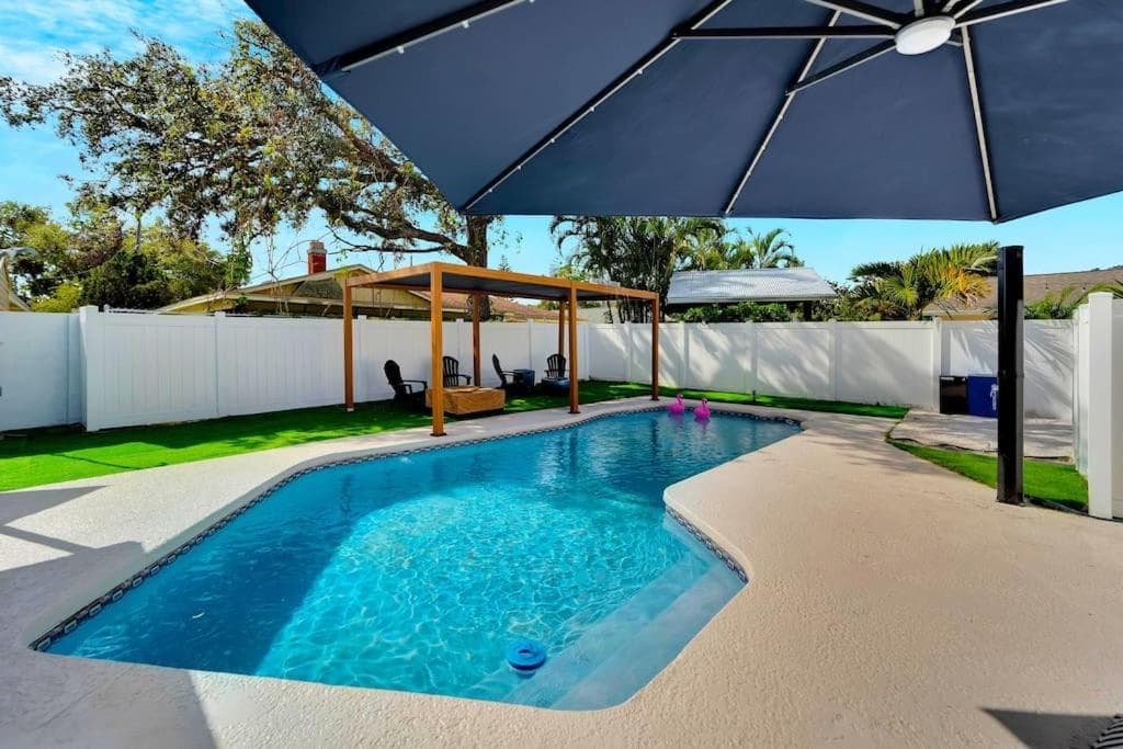 Sleeps 17! Beach & Heated Pool, 10 minutes to all Tampa attraction! — 5