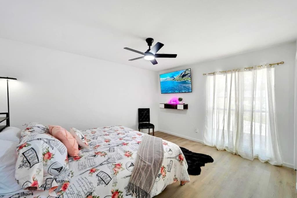 Sleeps 17! Beach & Heated Pool, 10 minutes to all Tampa attraction! — 16
