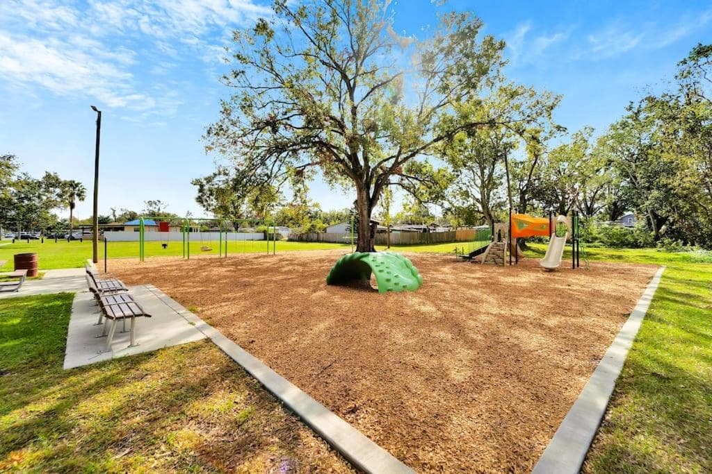 Sleeps 17! Beach & Heated Pool, 10 minutes to all Tampa attraction! — 25