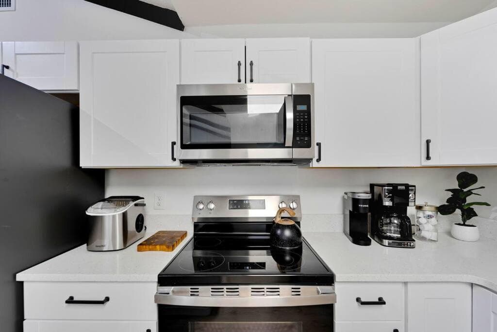 Sleeps 17! Beach & Heated Pool, 10 minutes to all Tampa attraction! — 23
