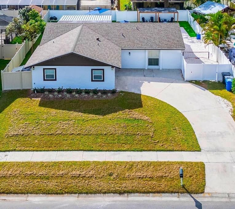 Sleeps 17! Beach & Heated Pool, 10 minutes to all Tampa attraction! — 29