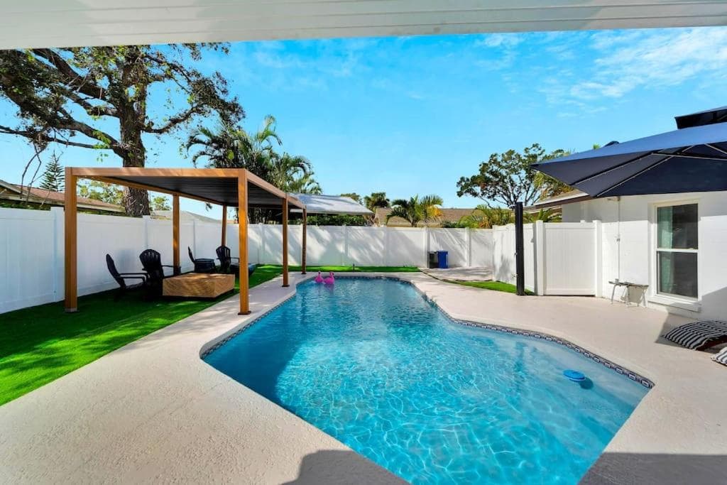 Sleeps 17! Beach & Heated Pool, 10 minutes to all Tampa attraction! — 9