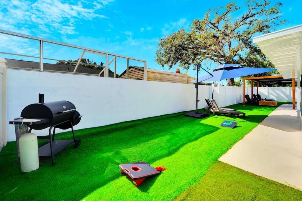 Sleeps 17! Beach & Heated Pool, 10 minutes to all Tampa attraction! — 9
