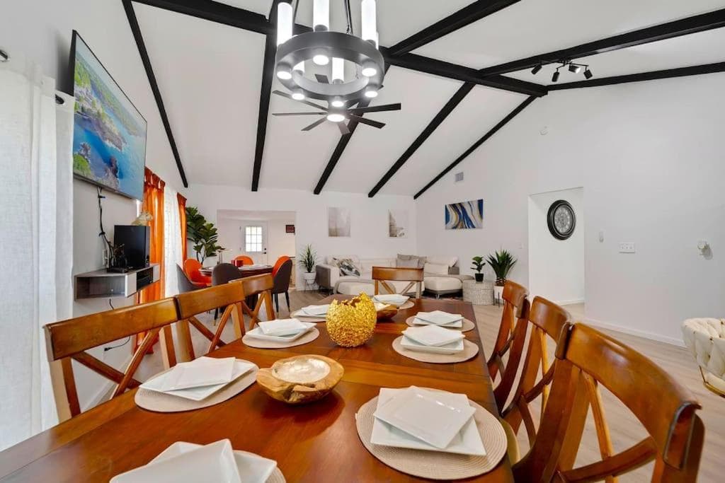 Sleeps 17! Beach & Heated Pool, 10 minutes to all Tampa attraction! — 7