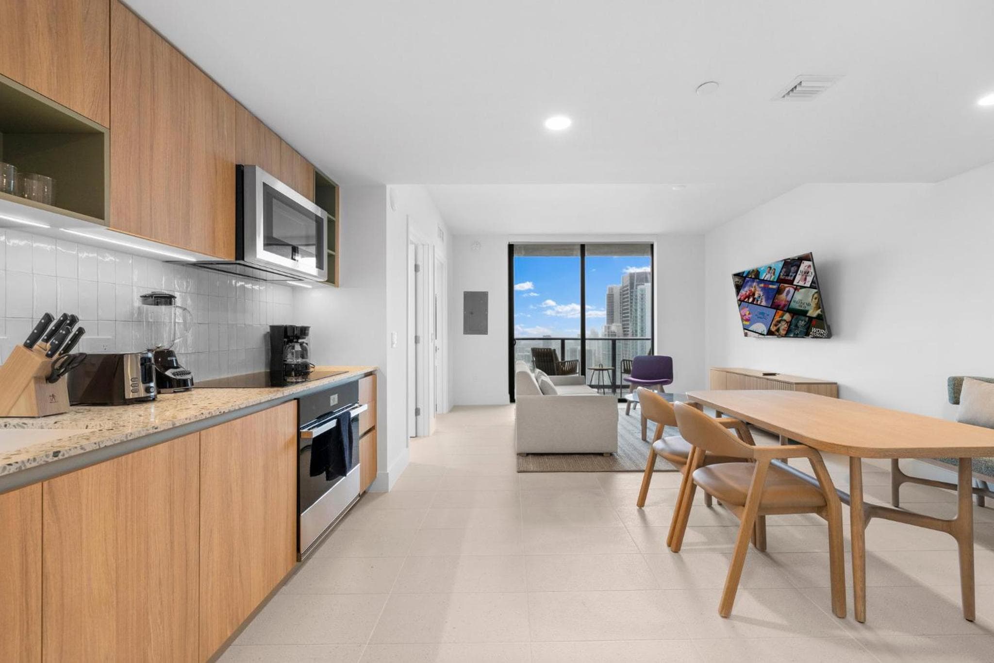 On 46th Floor! Amazing Views and Free Parking — 16