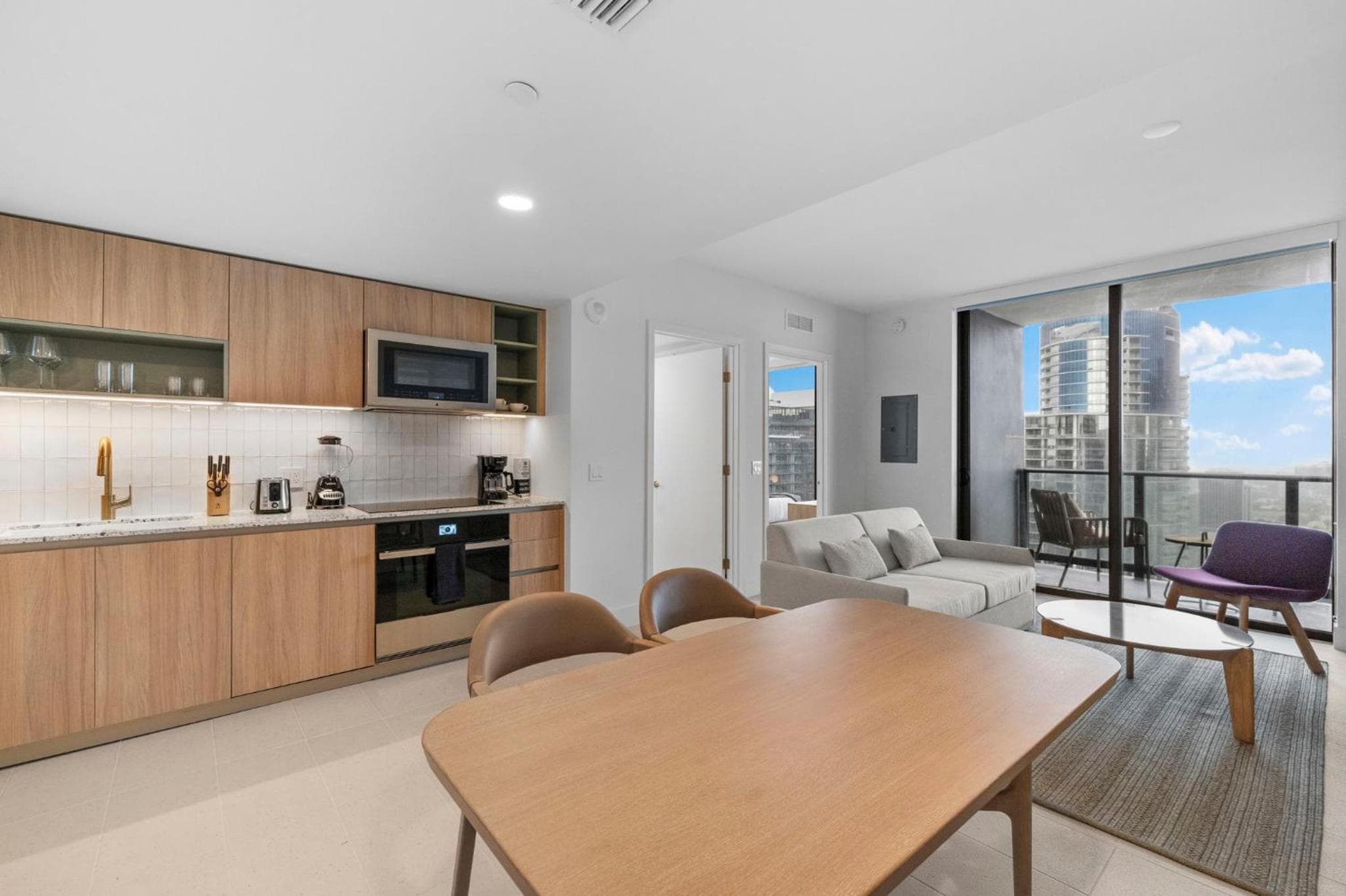 On 46th Floor! Amazing Views and Free Parking — 12
