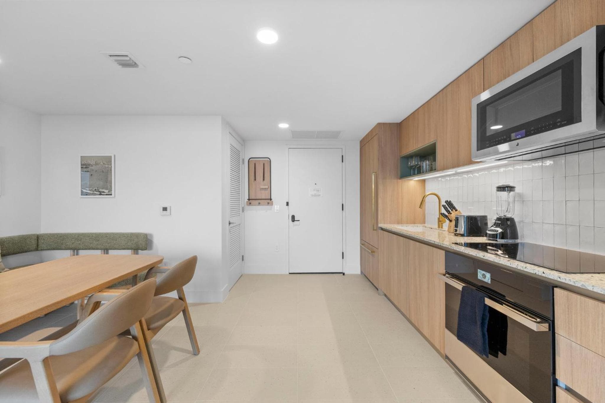 On 46th Floor! Amazing Views and Free Parking — 11