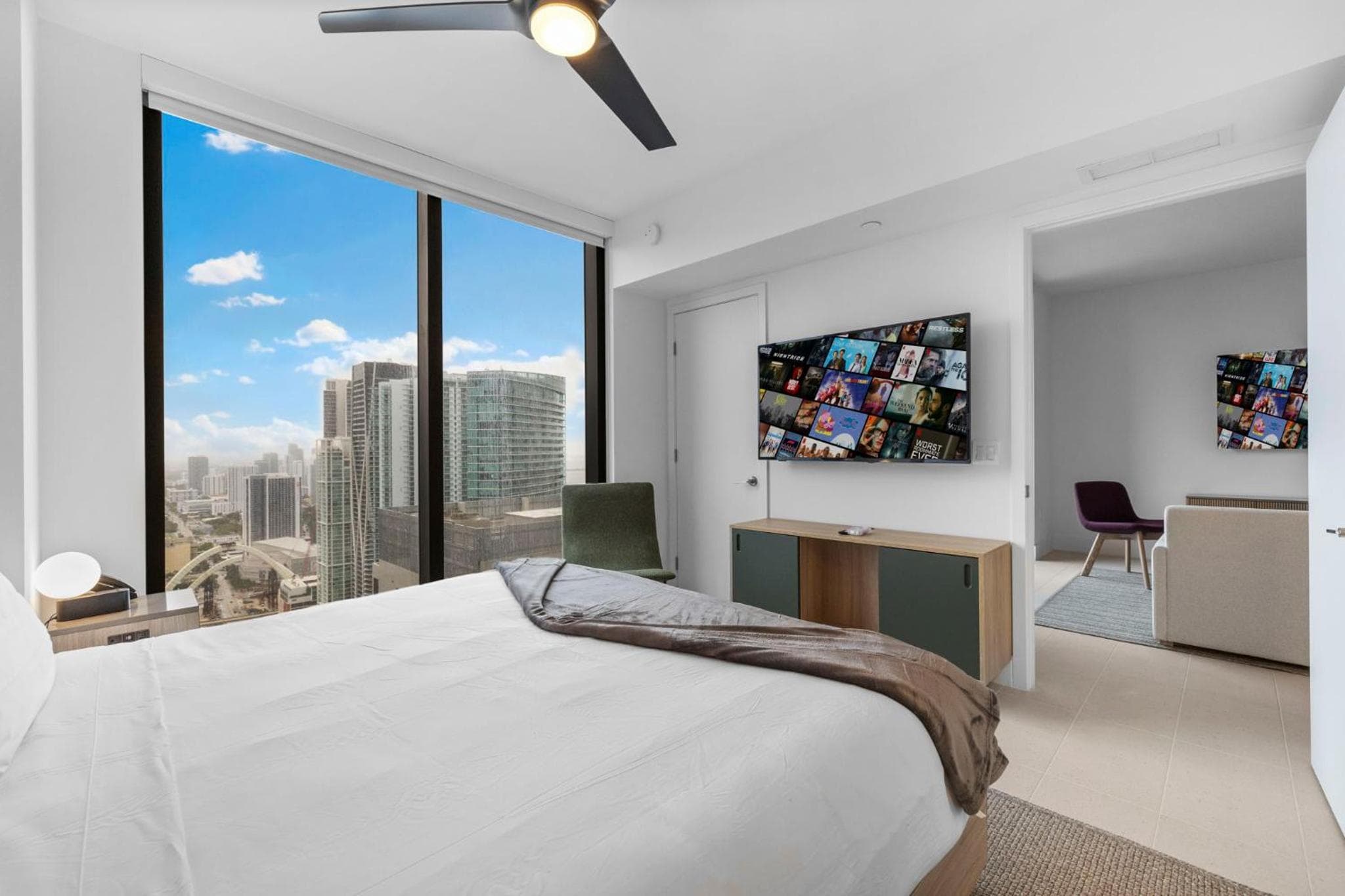 On 46th Floor! Amazing Views and Free Parking — 14
