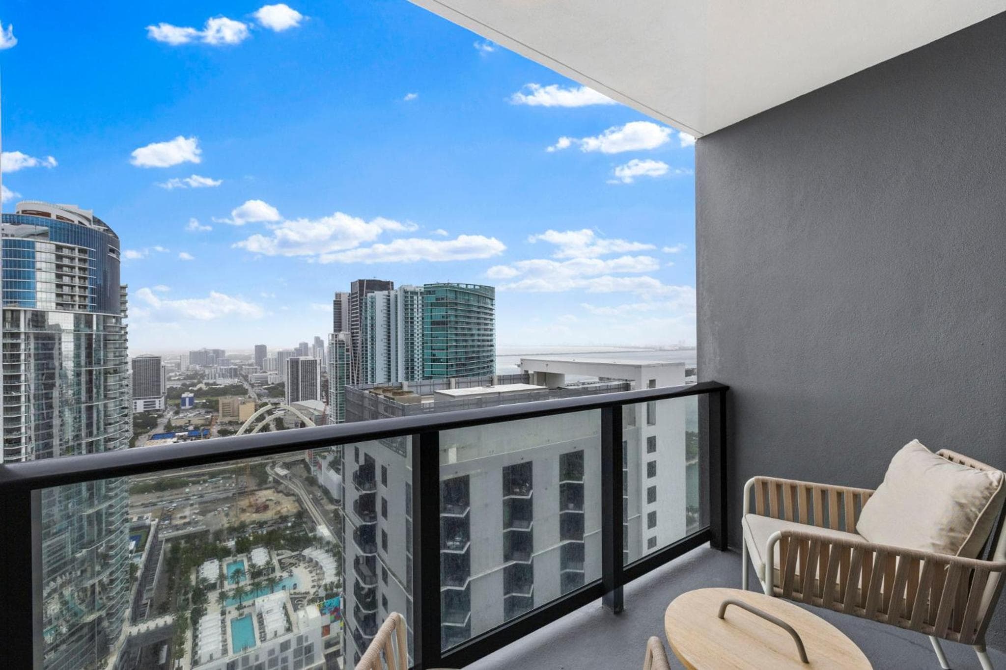 Auf der 46. Etage! Erstaunliche Aussichten und Top-Annehmlichkeiten — 3