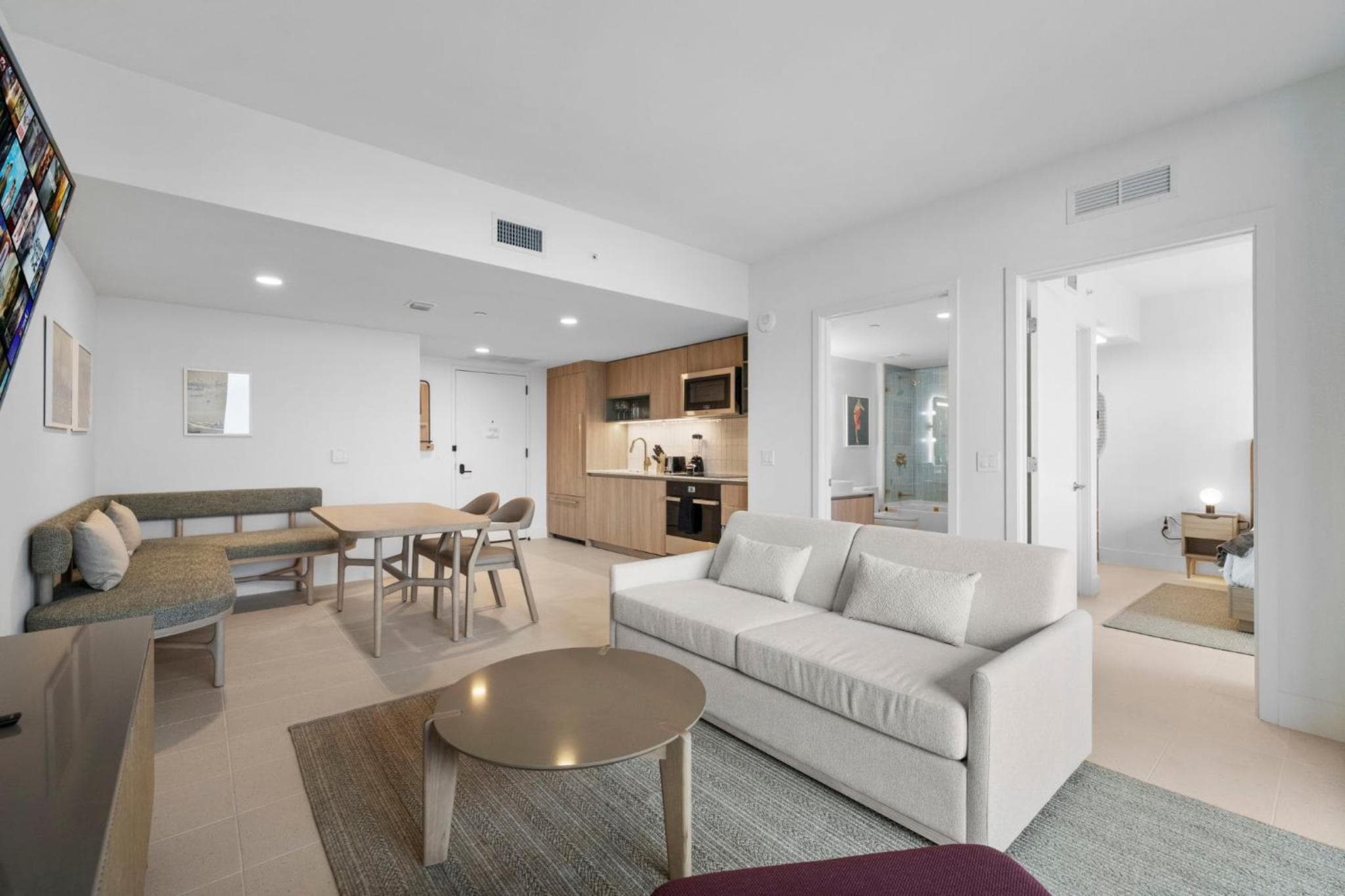 On 46th Floor! Amazing Views and Free Parking — 26