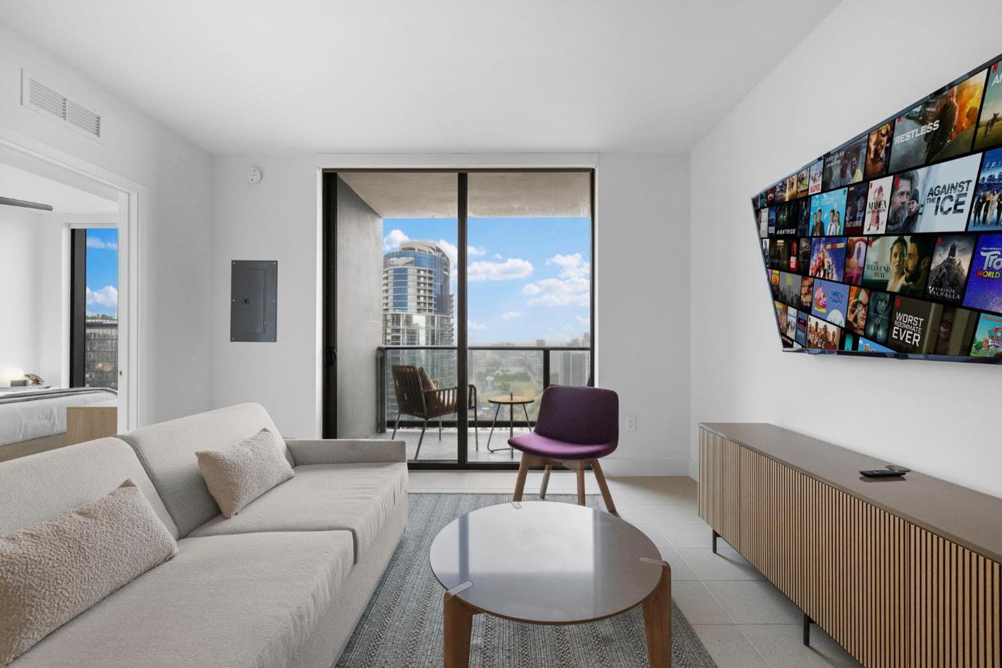 On 46th Floor! Amazing Views and Free Parking — 27