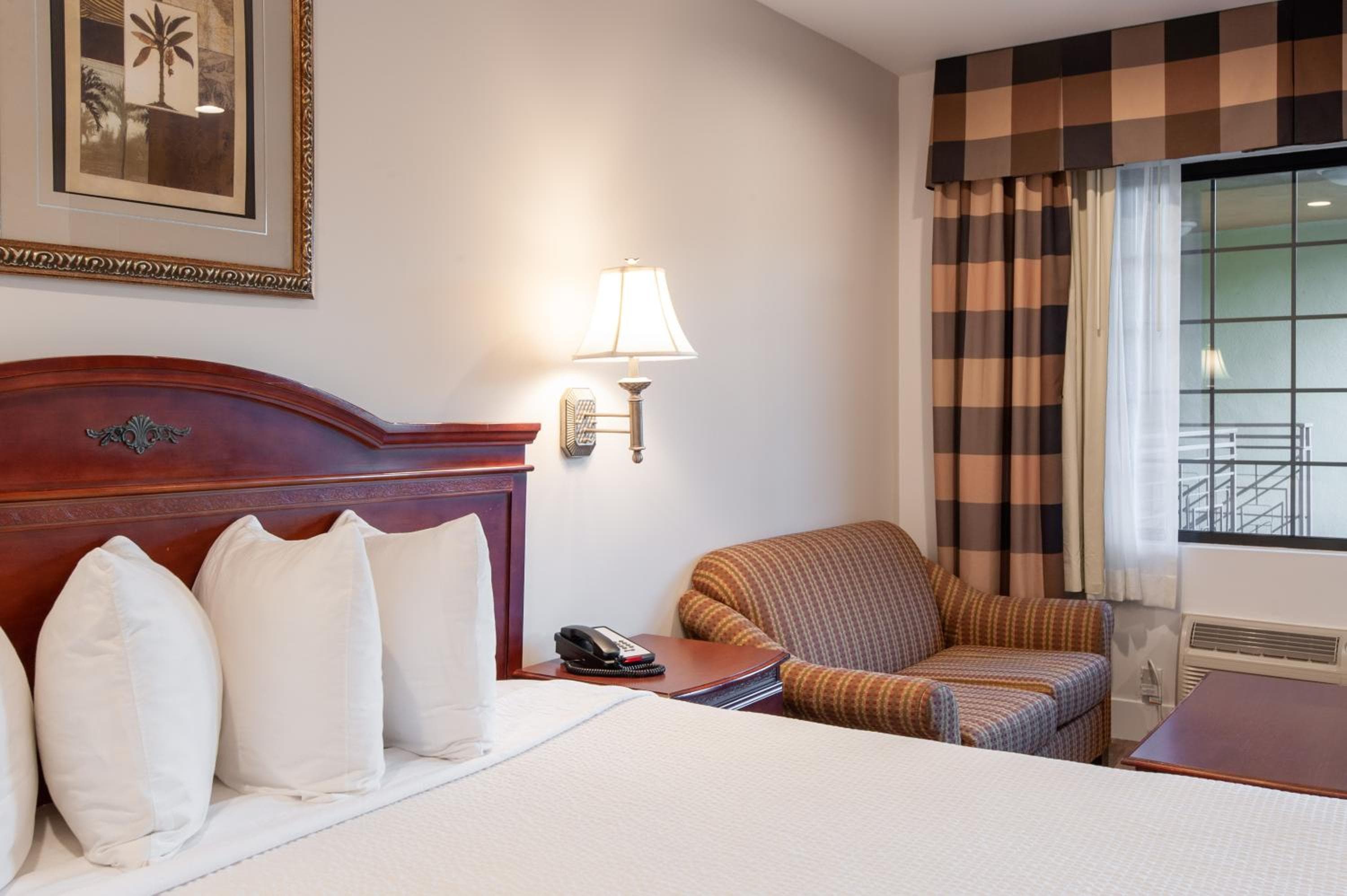 Studio City Court Yard Hotel — 8