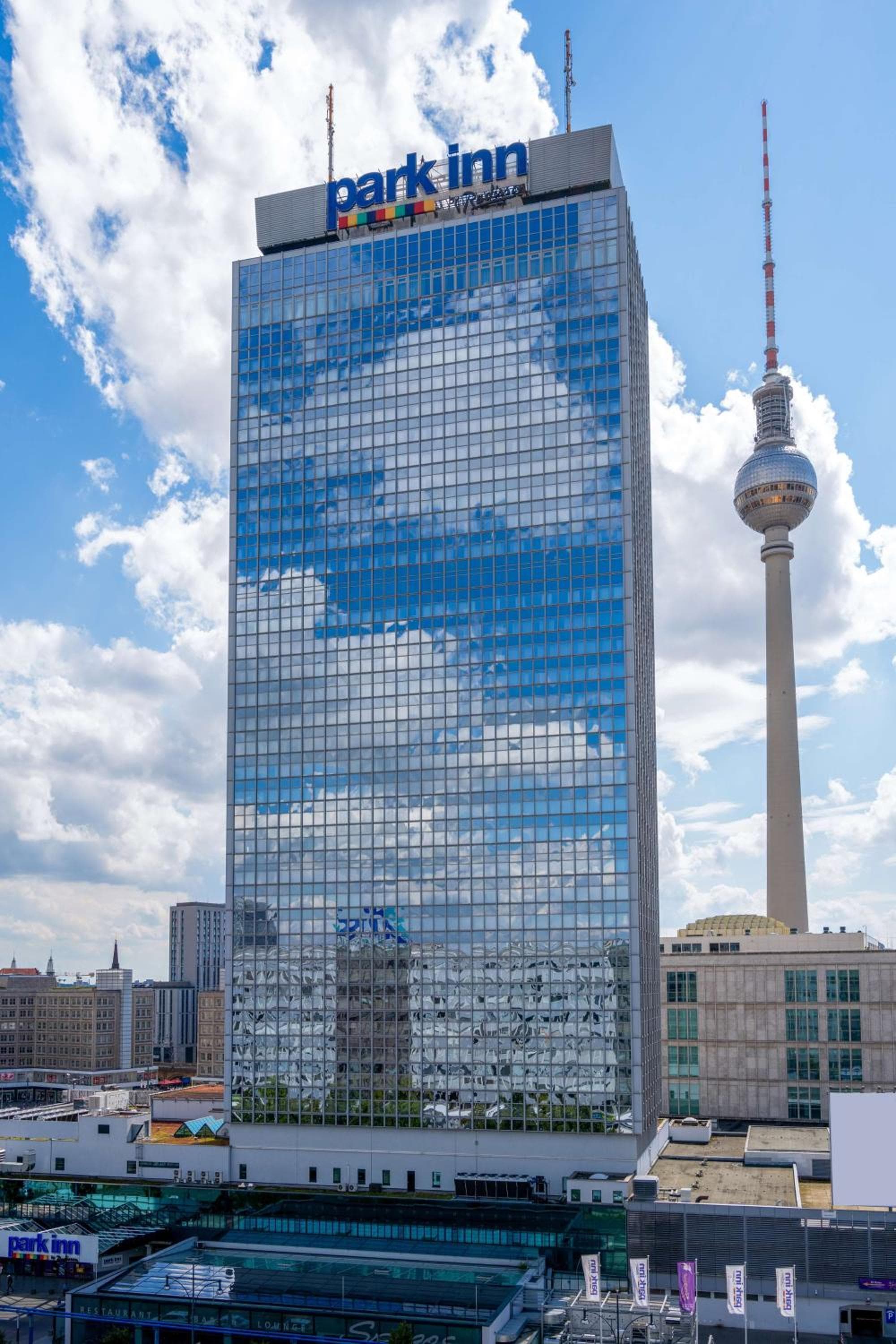 Park Inn by Radisson Berlin Alexanderplatz hotel, Alexanderplatz 7, Berlin, Germany — photo 2