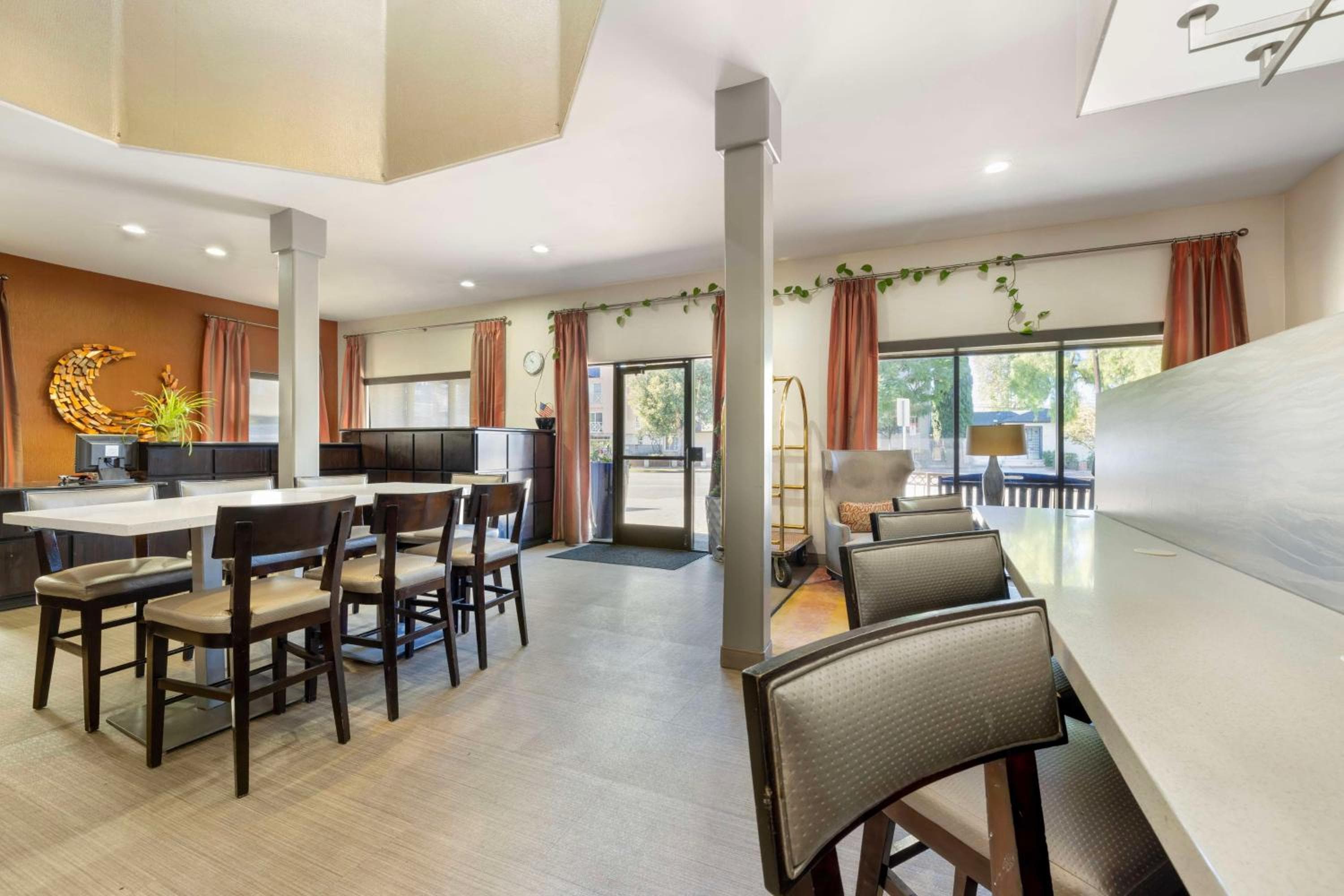 Best Western Royal Palace Inn & Suites — 7