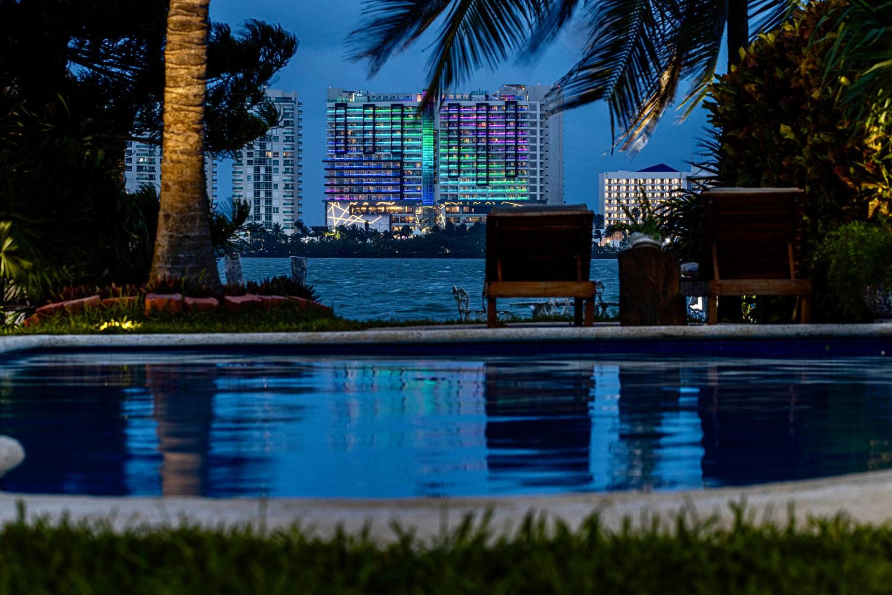 Magnifica Villa Palmeras luxurious 4 Br 6 Bds 4 Ba private pool lagoon front super fast Wifi — 5