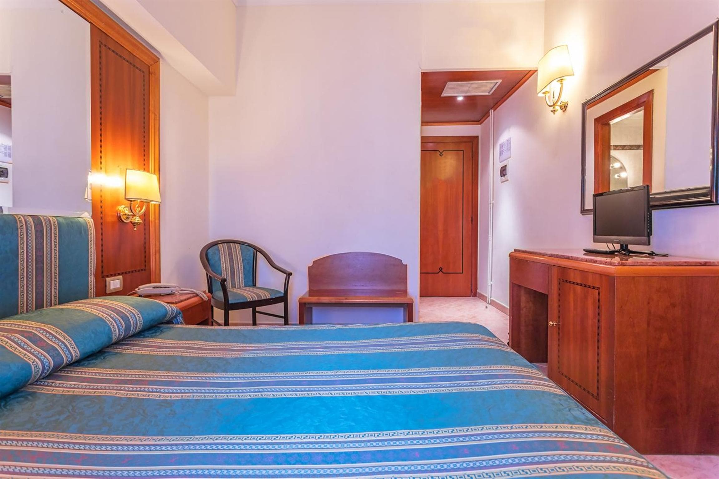Raeli Hotel Lux — 28