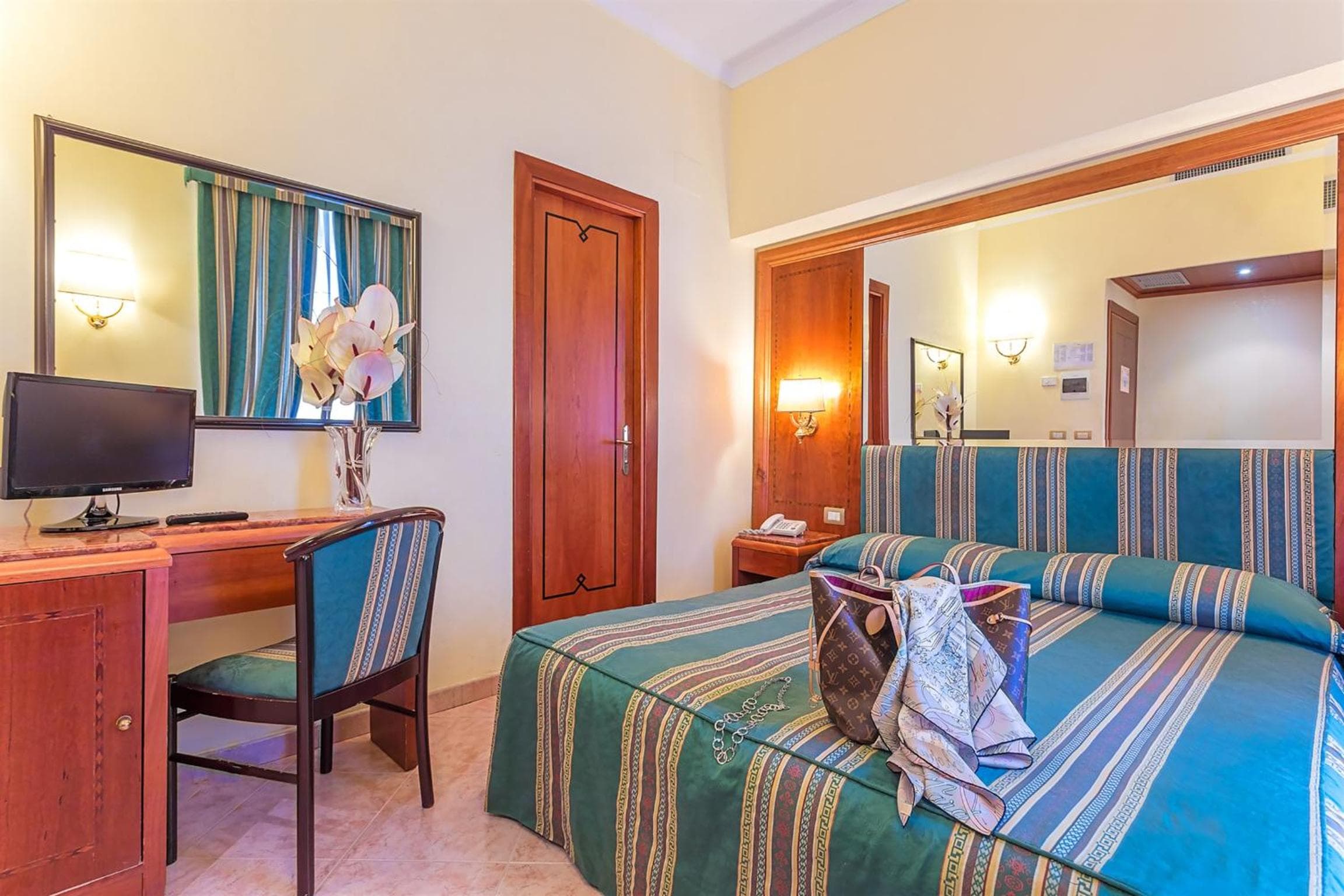 Raeli Hotel Lux — 13