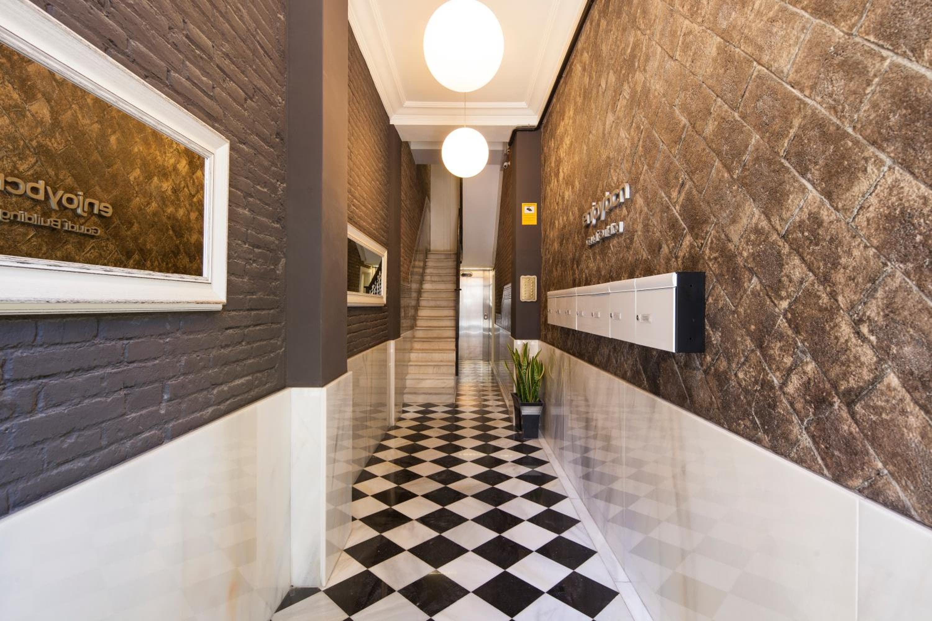 Apartamentos Enjoybcn Gaudí — 2