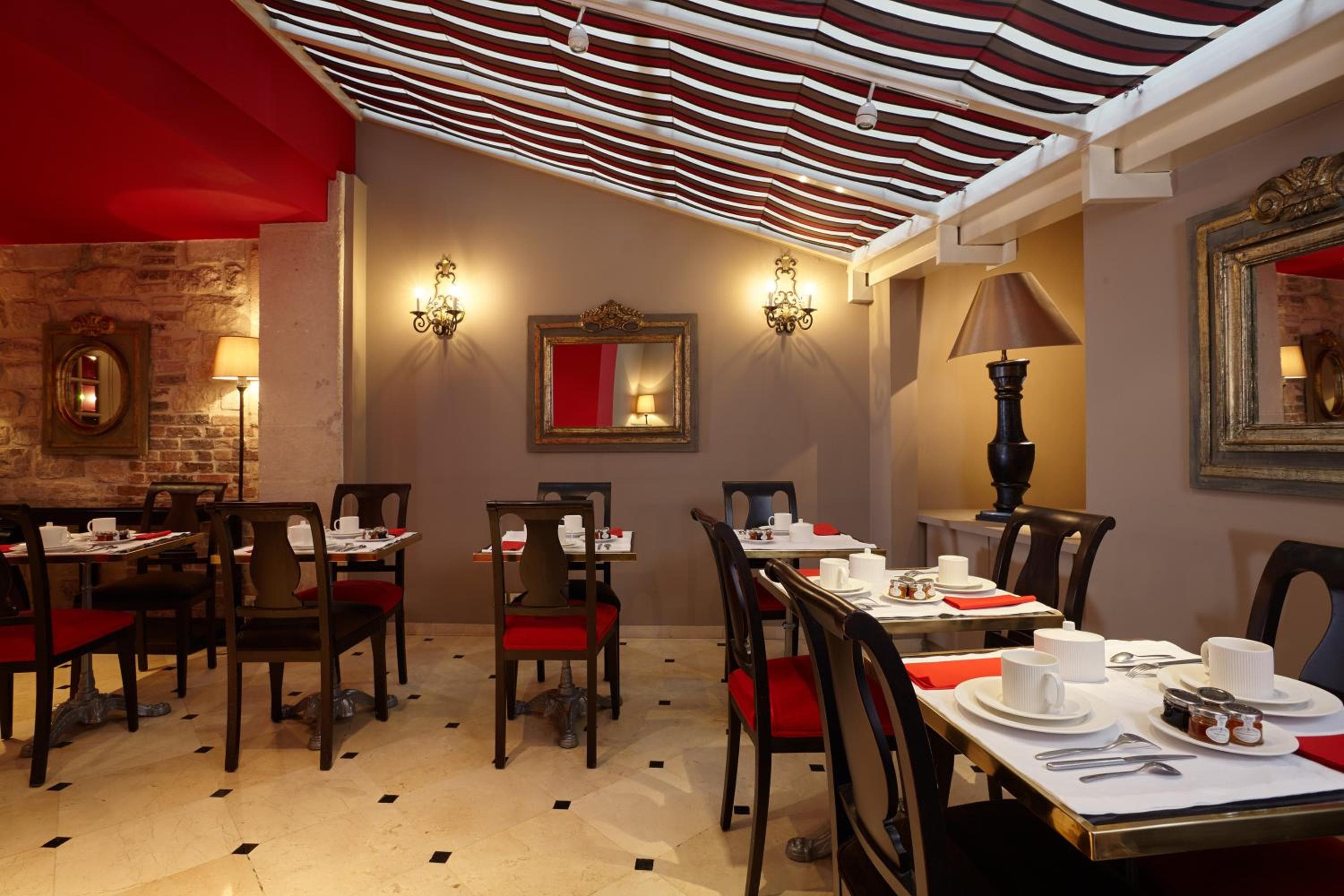 Hôtel Relais Saint Jacques Paris — 17