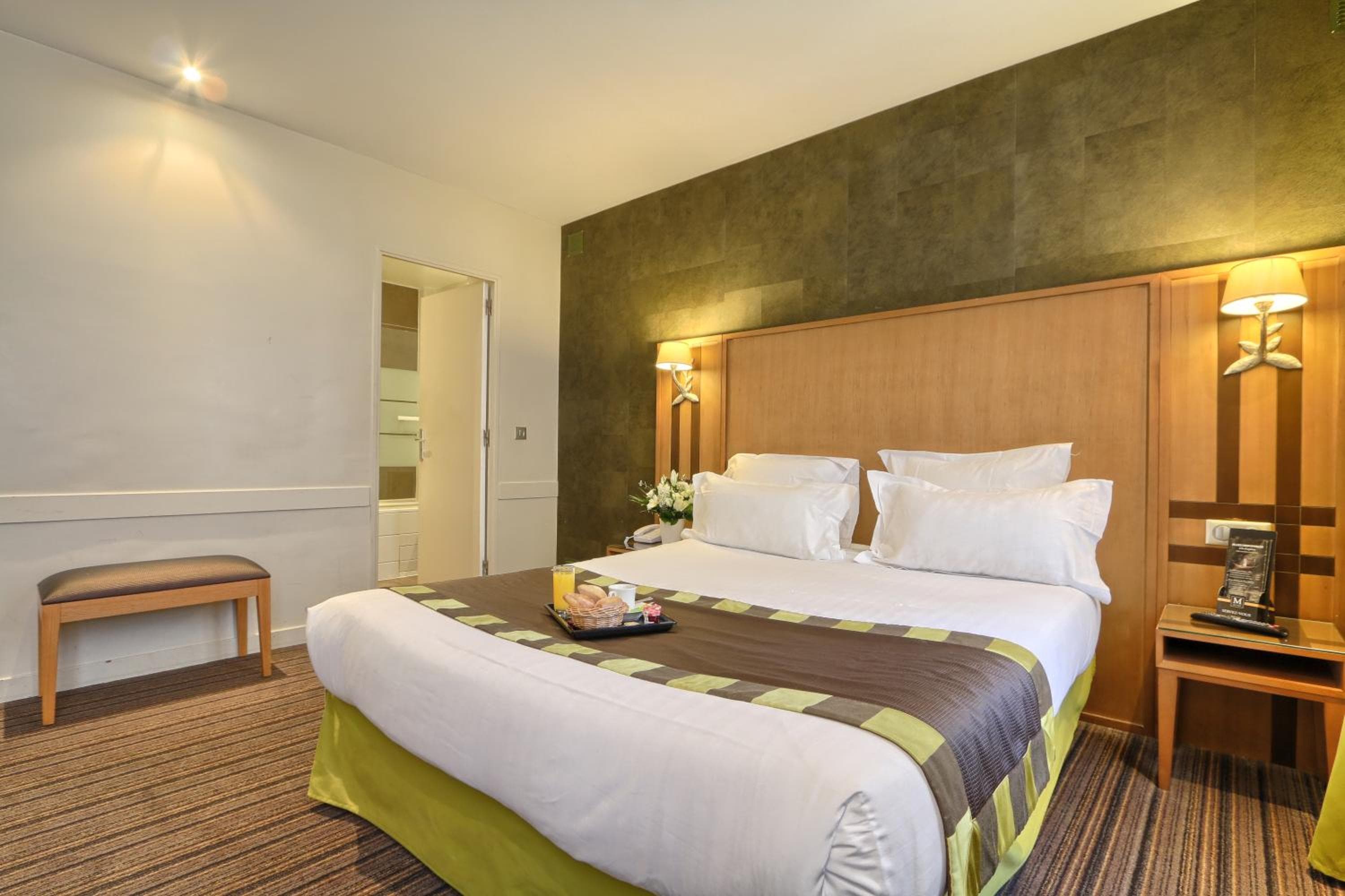 Hotel Mondial — 29
