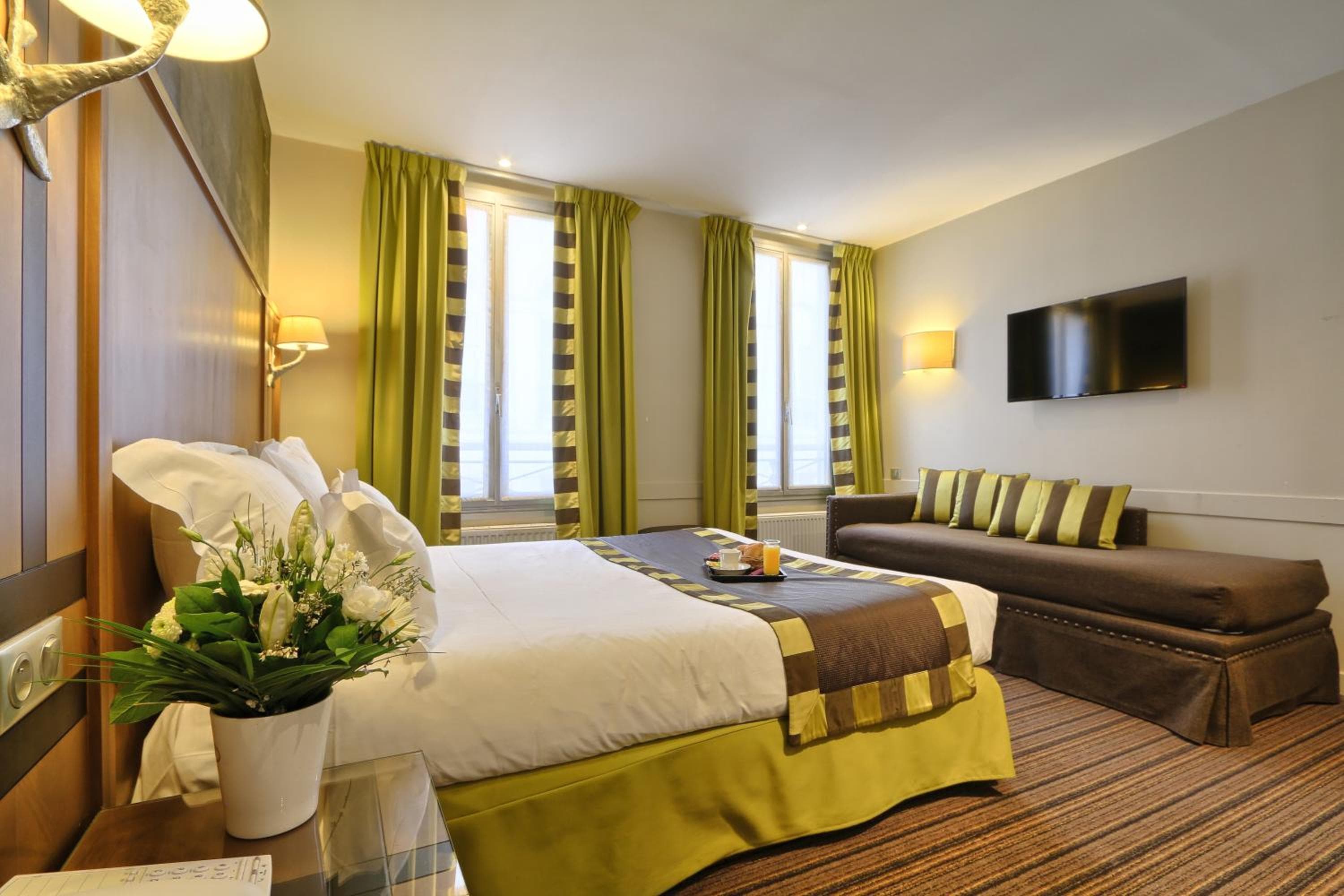 Hotel Mondial — 21