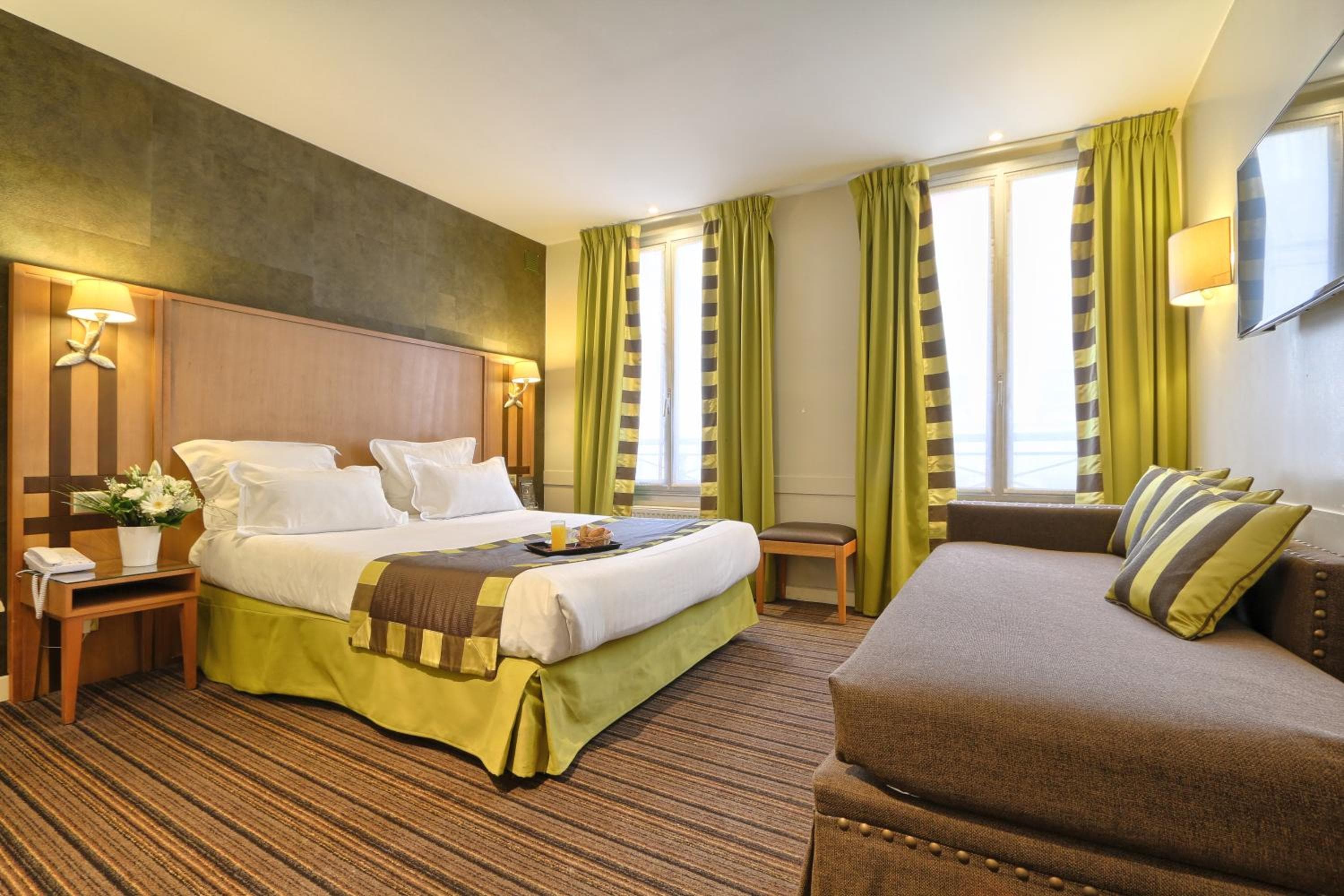 Hotel Mondial — 24