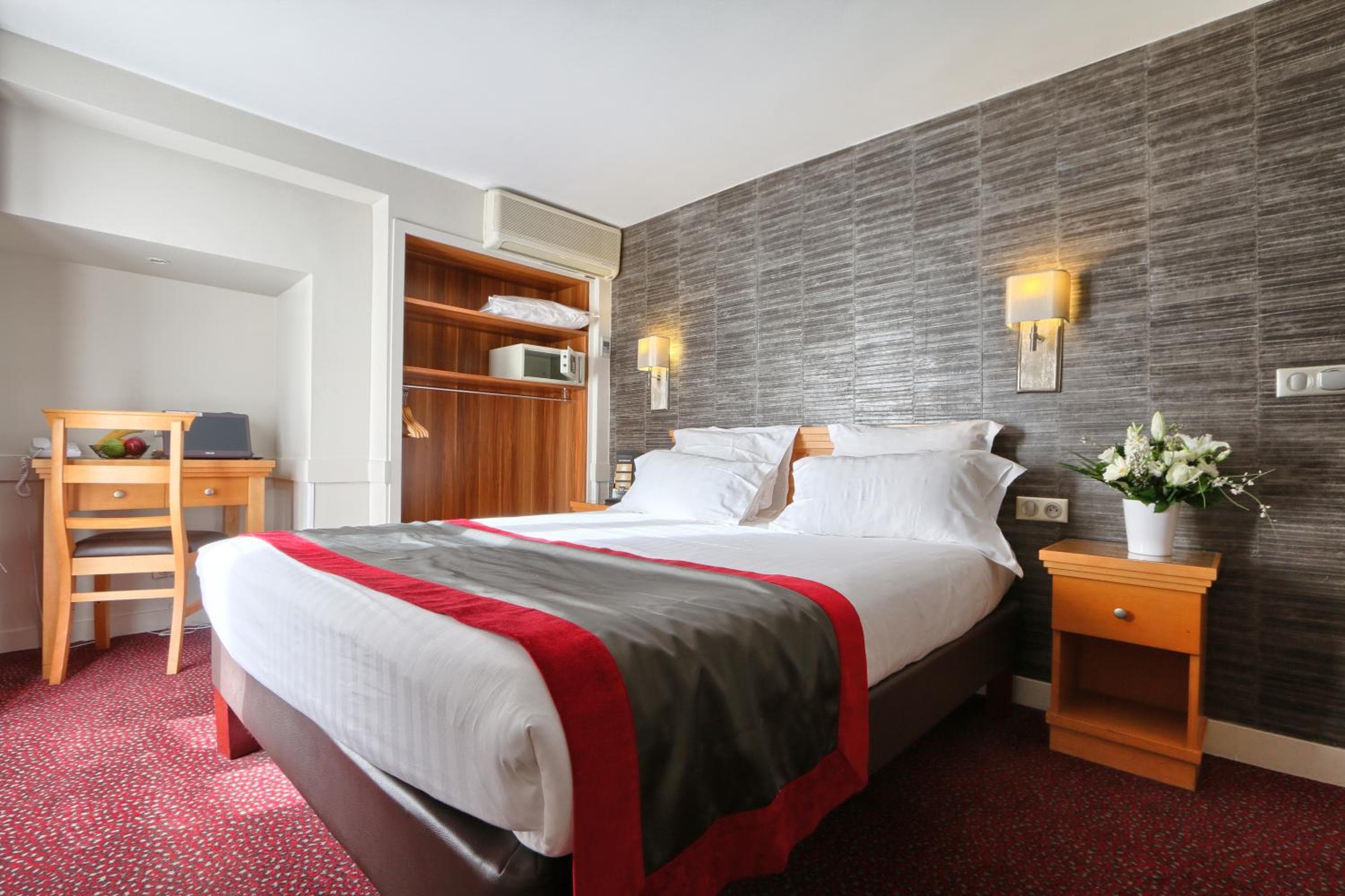 Hotel Mondial — 22