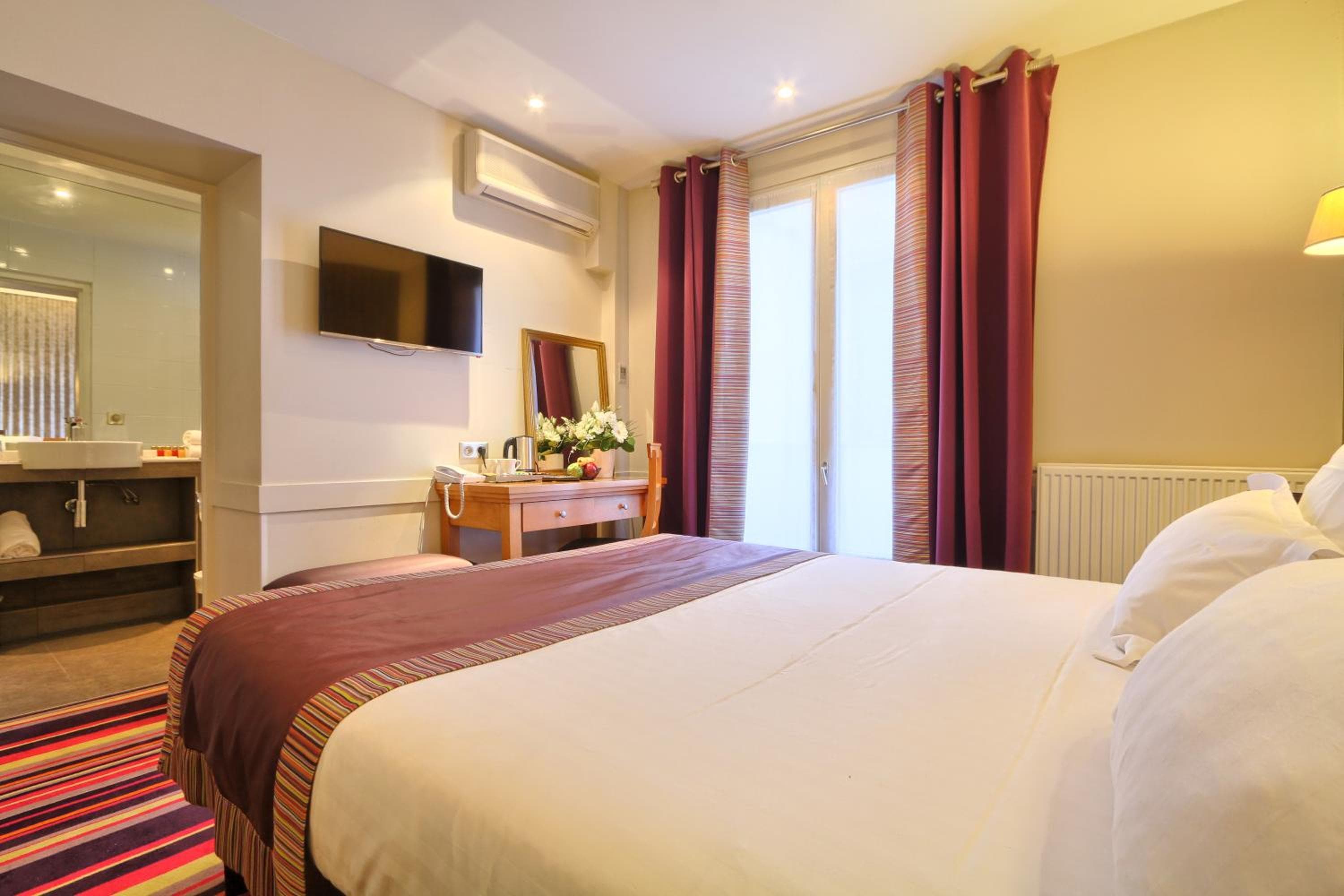 Hotel Mondial — 28