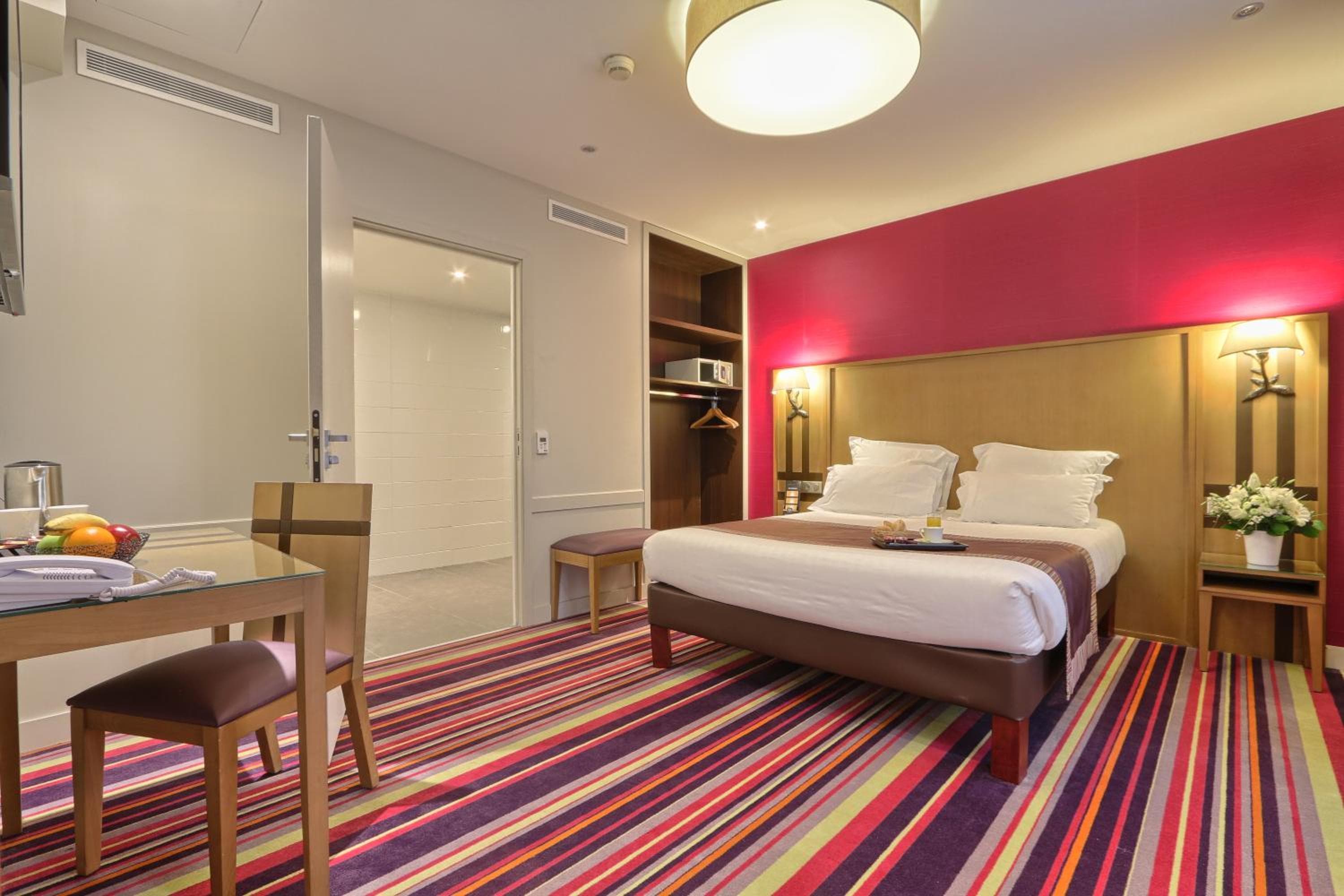 Hotel Mondial — 23