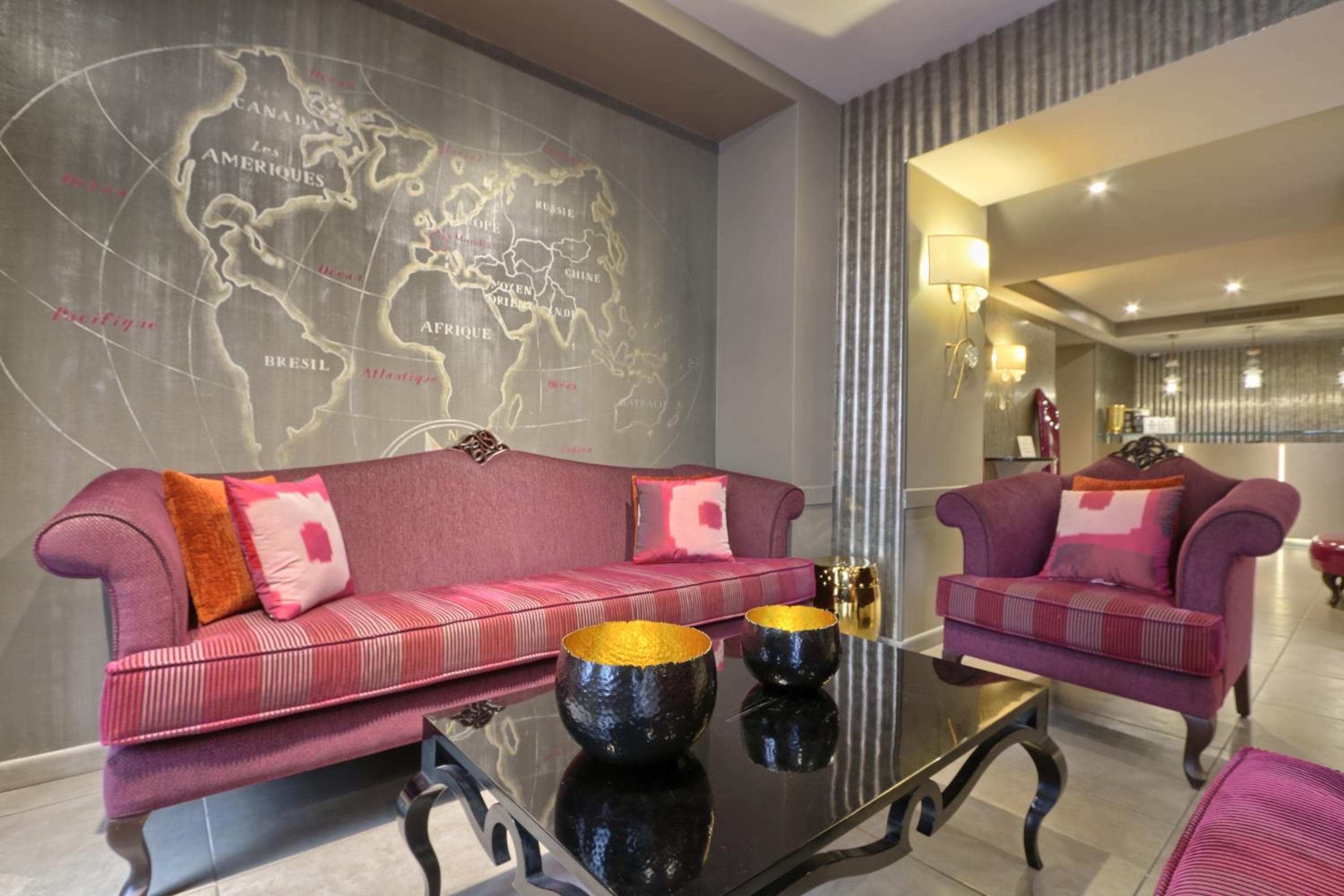 Hotel Mondial — 25