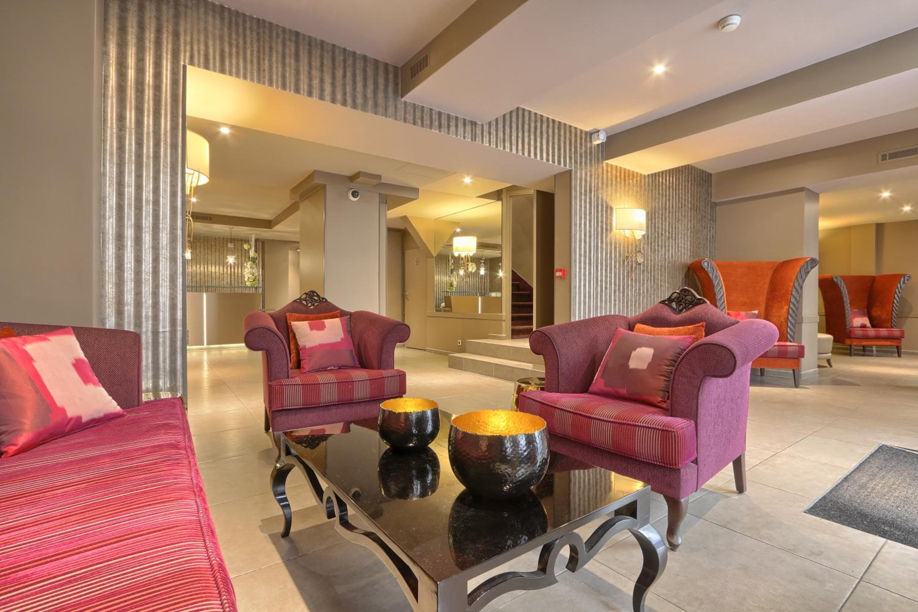 Hotel Mondial — 30