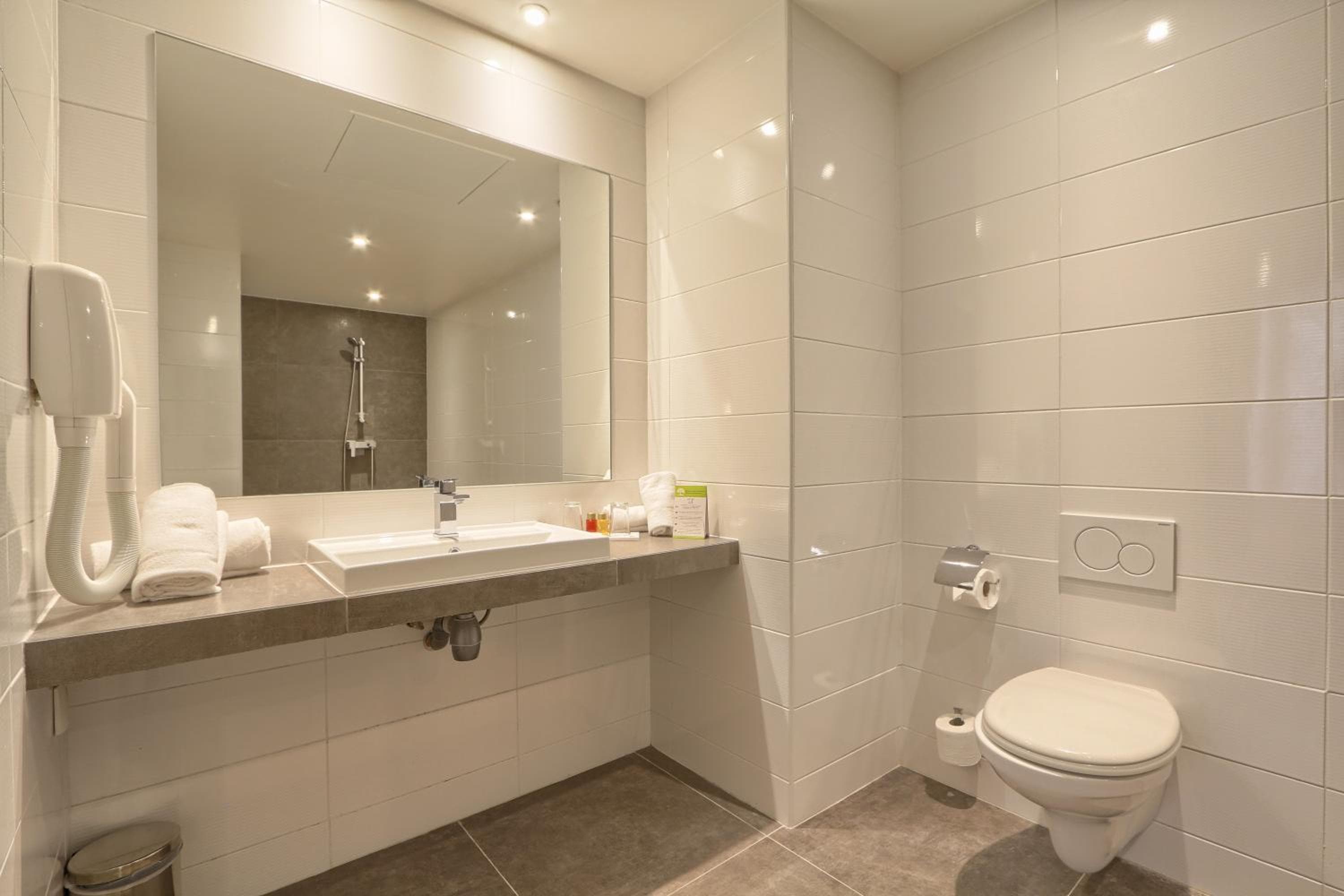 Hotel Mondial — 27