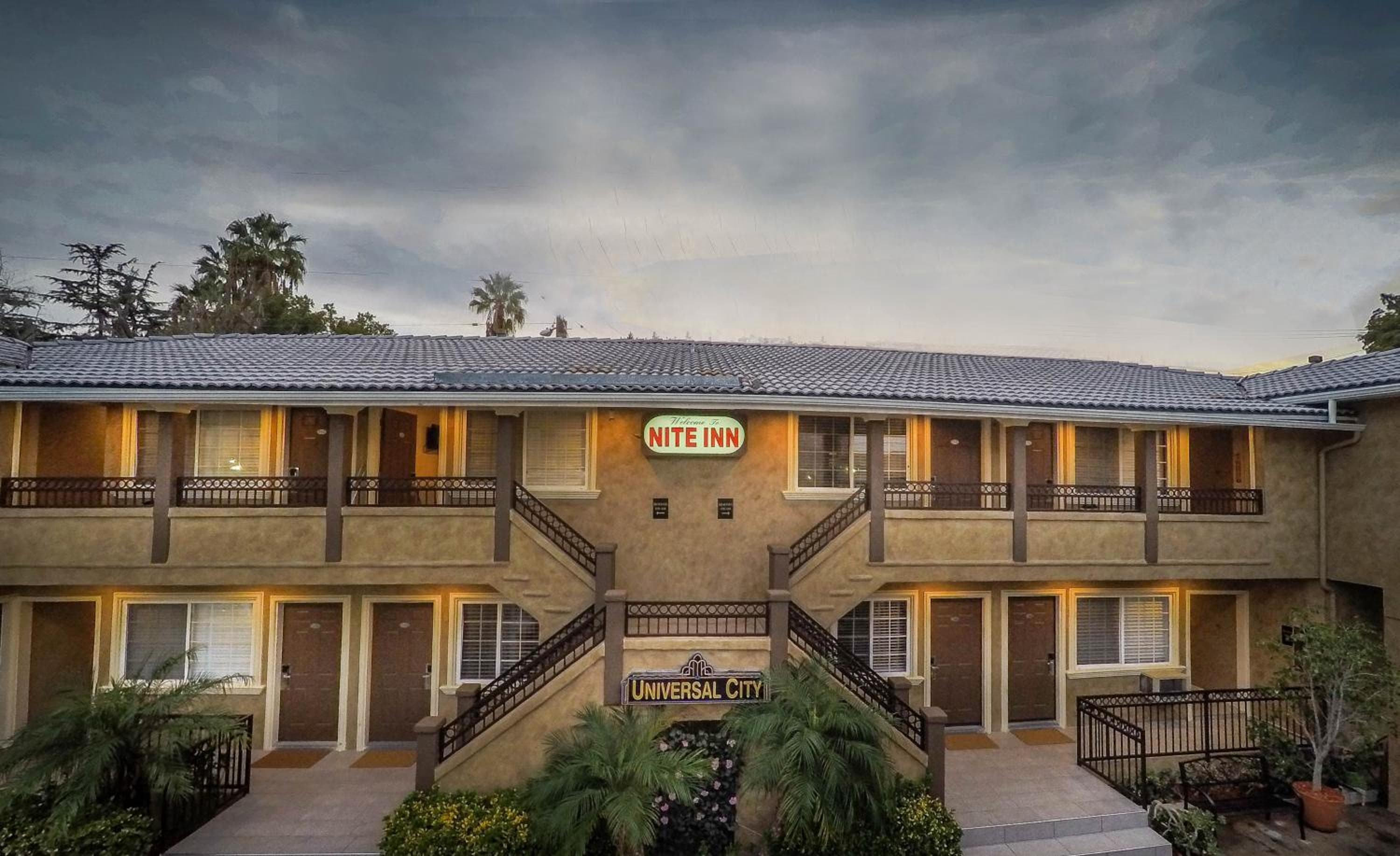 Nite Inn at Universal City - Walking Distance to Universal Studios Hollywood — 1