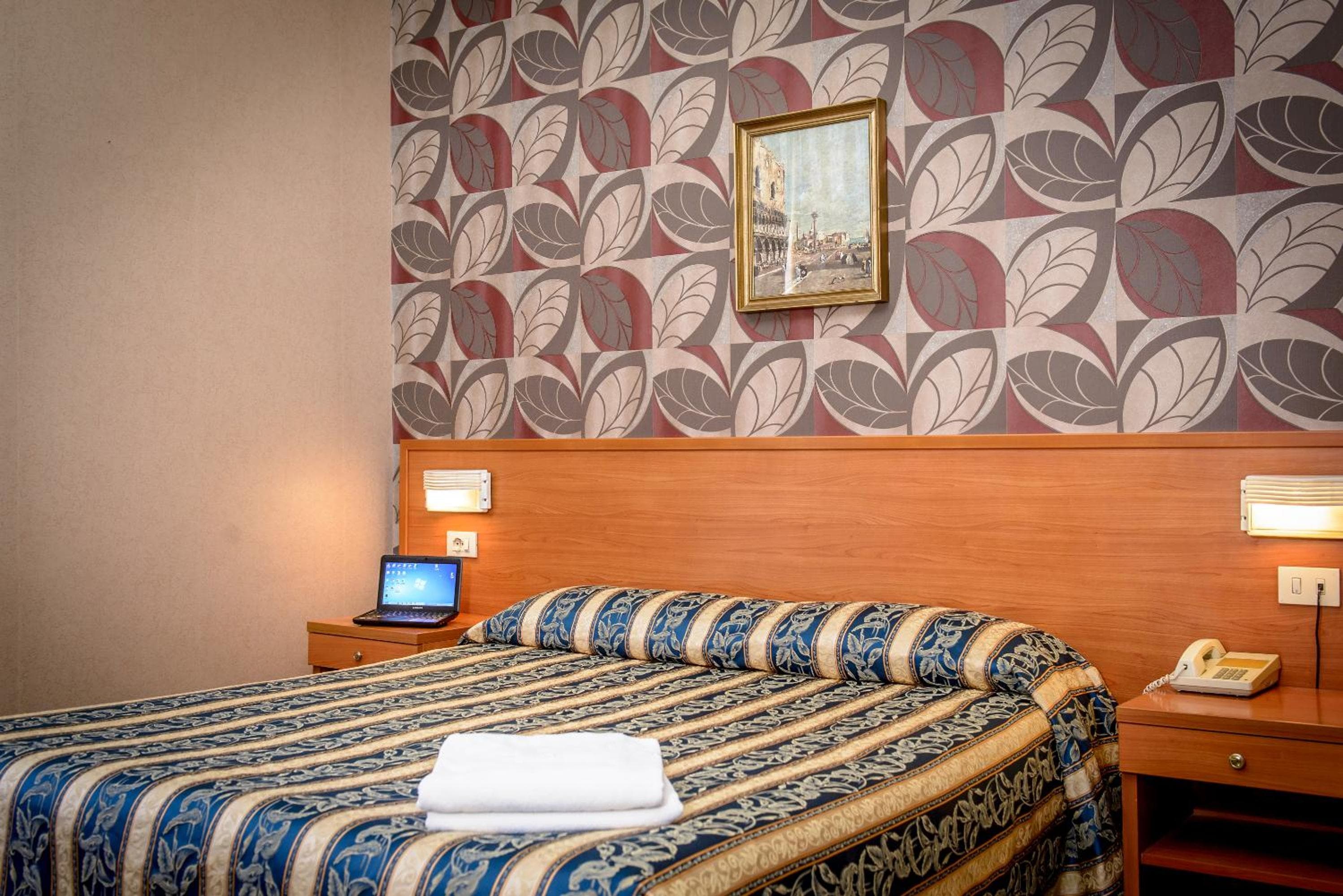 Hotel Emmaus — 17
