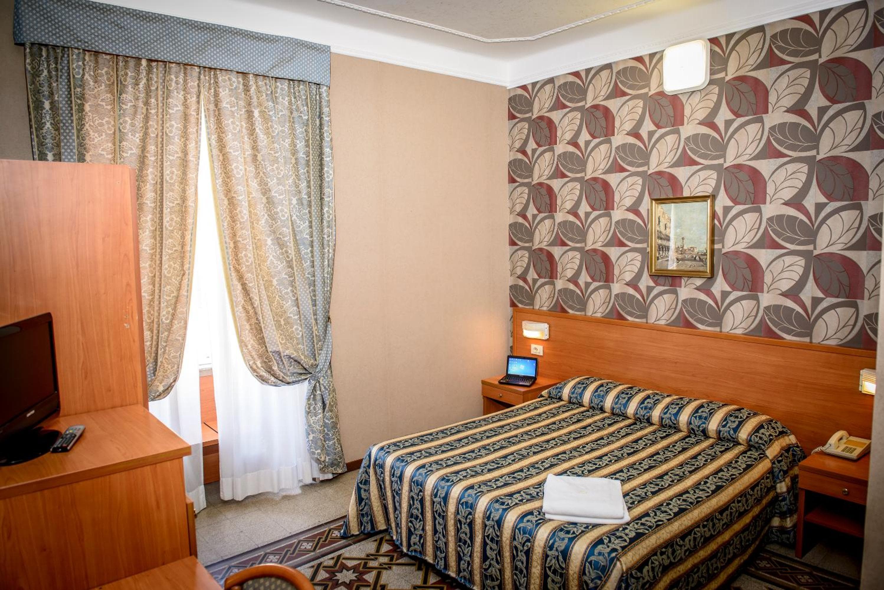 Hotel Emmaus — 12