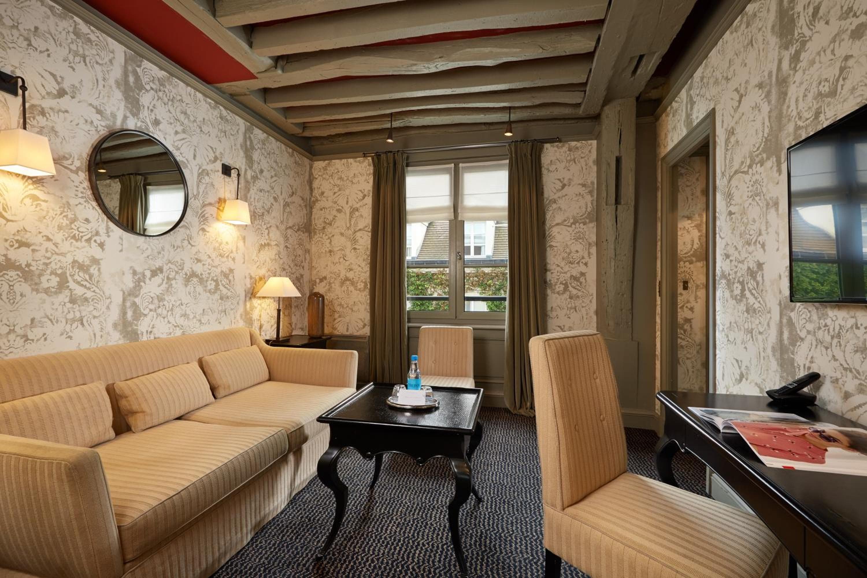 Le Pavillon de la Reine & Spa, Place des Vosges — 10