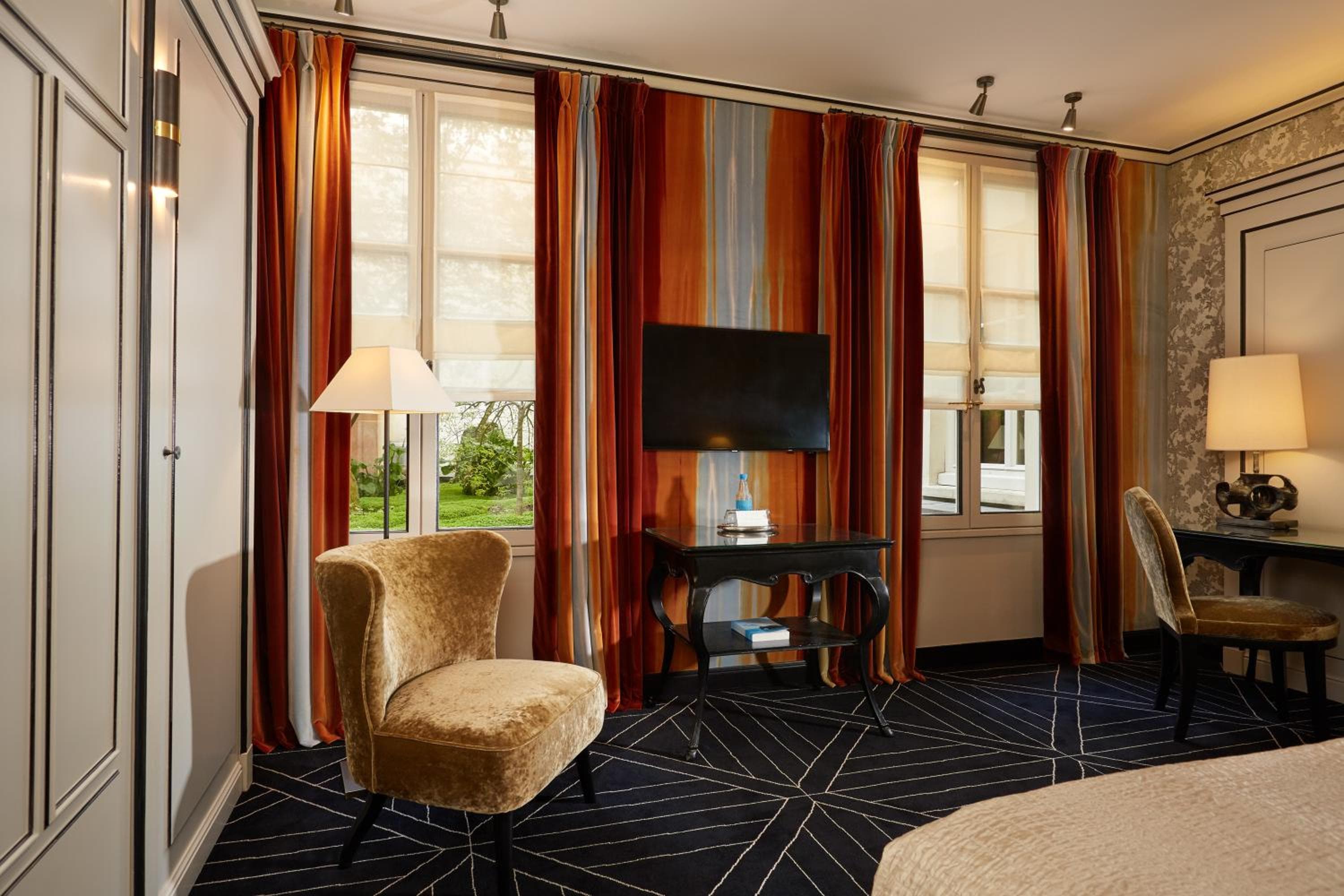 Le Pavillon de la Reine & Spa, Place des Vosges — 20