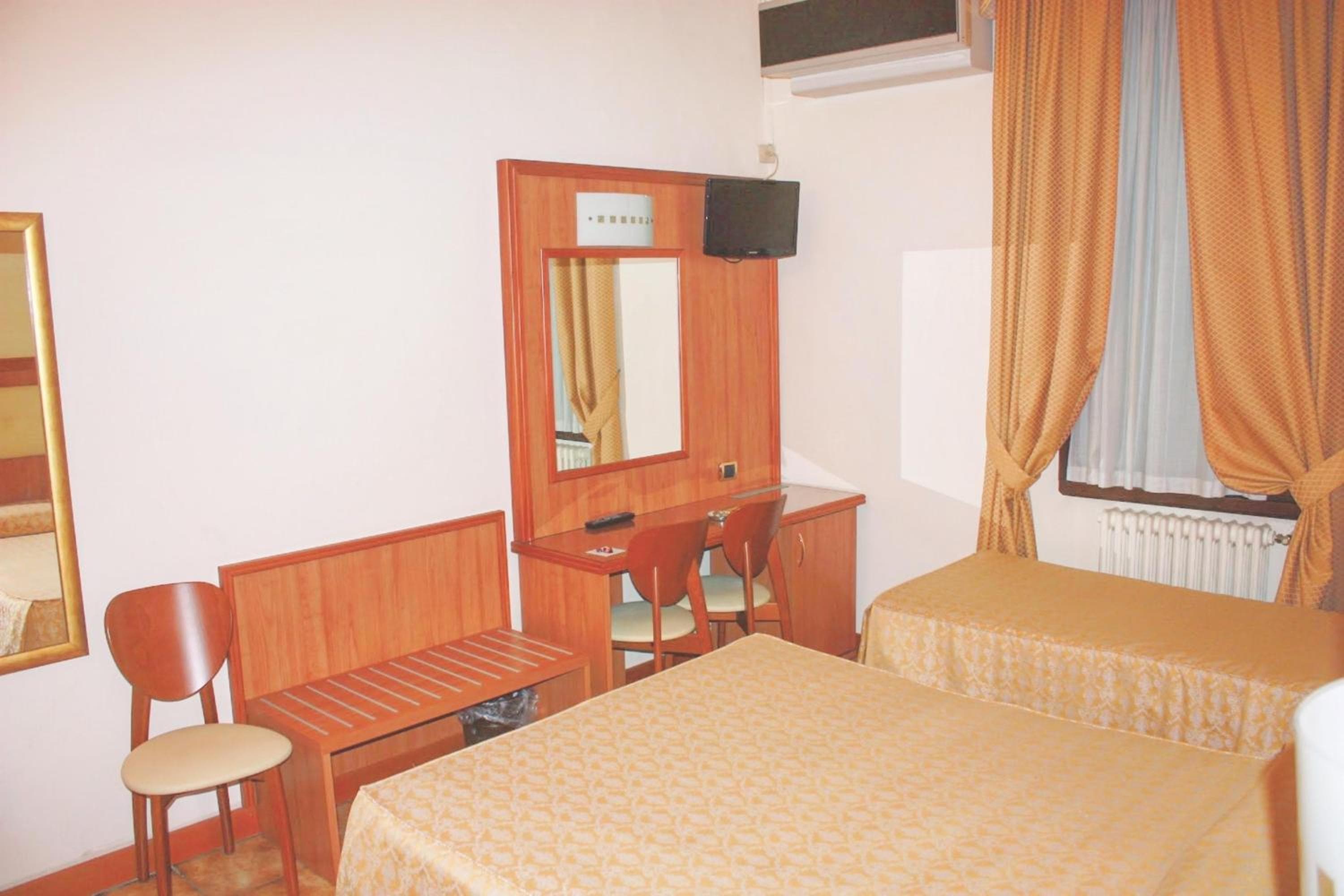 Pequeño hotel — 17