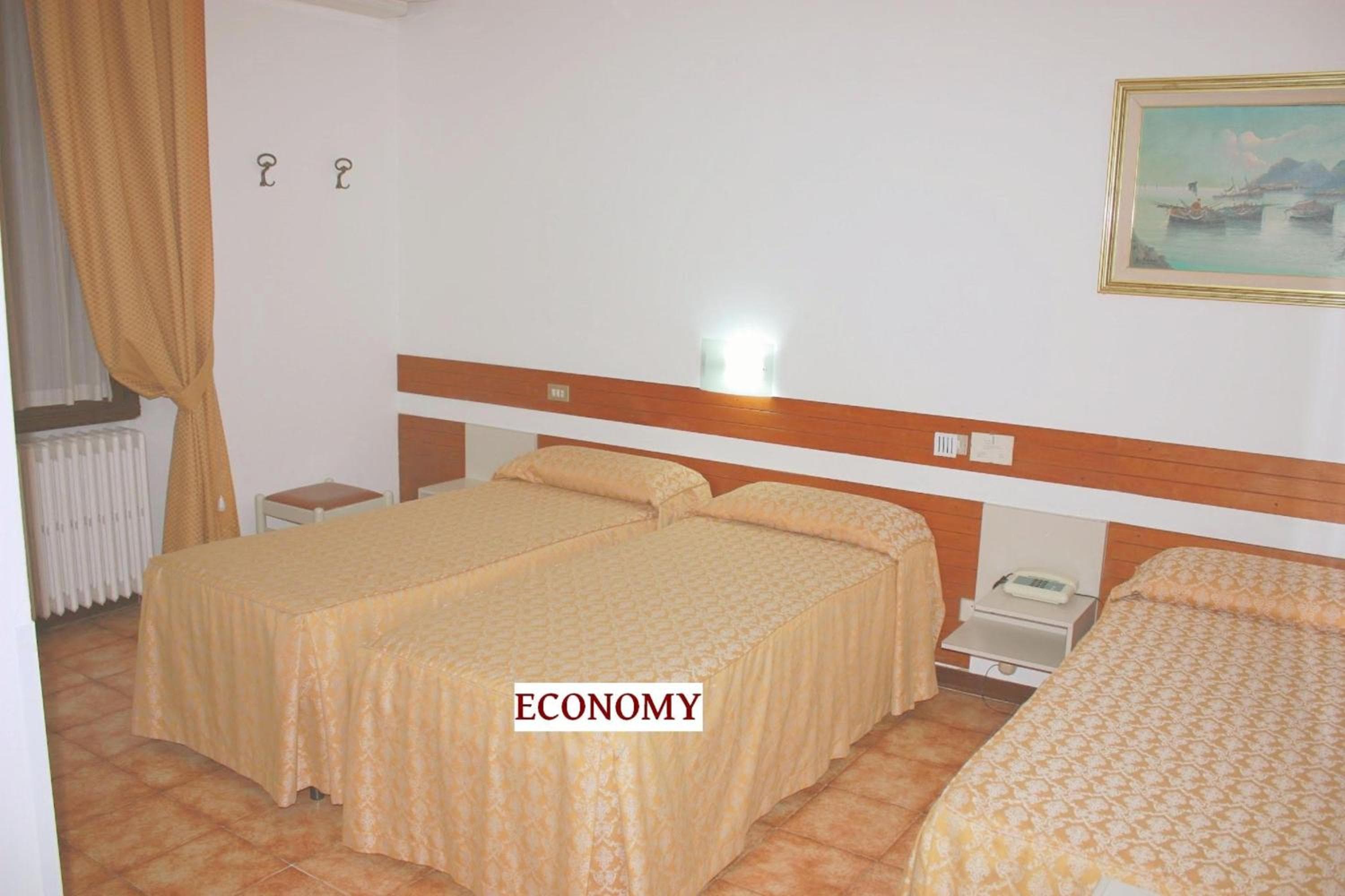Pequeño hotel — 23