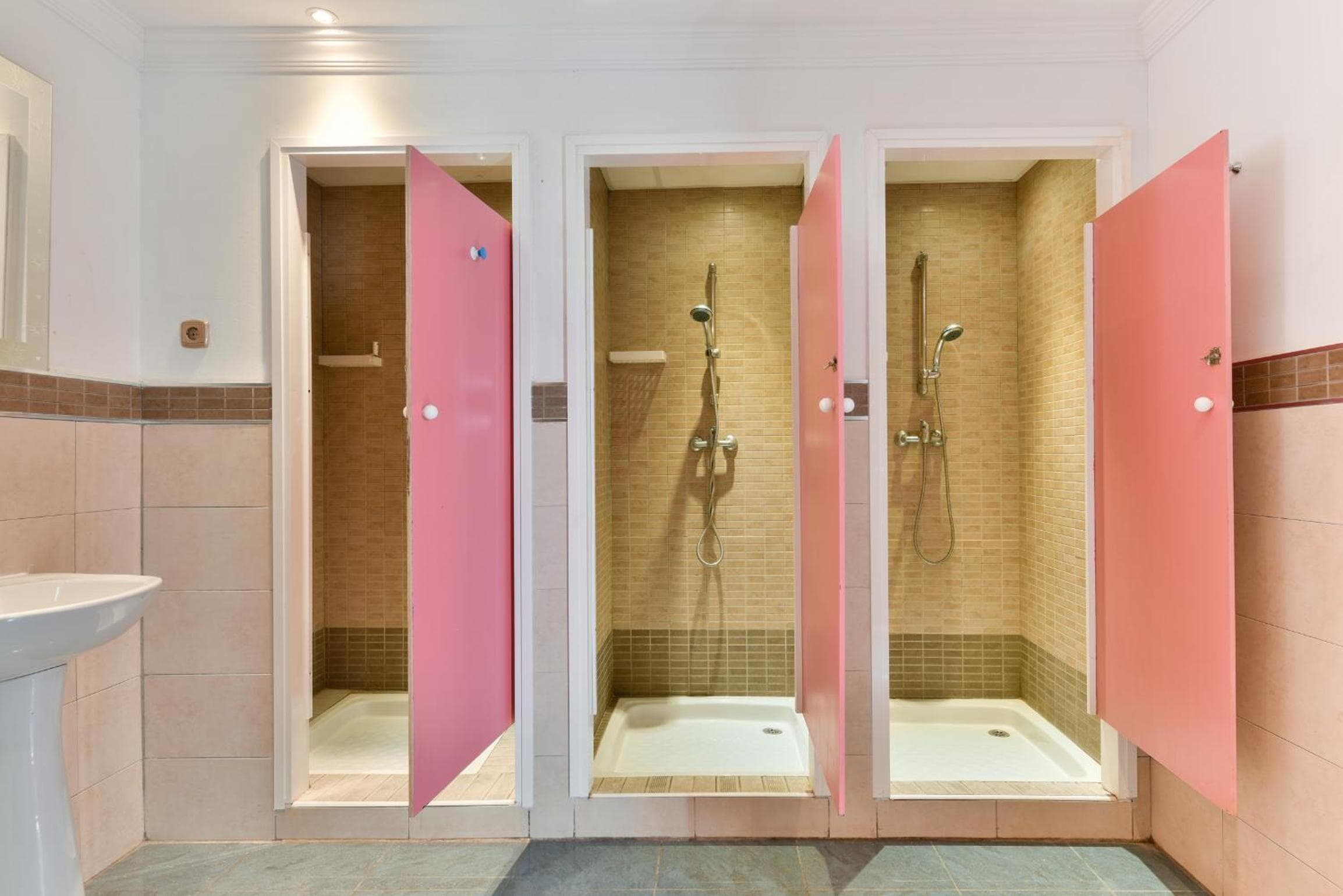 Feel Hostels City Center — 11