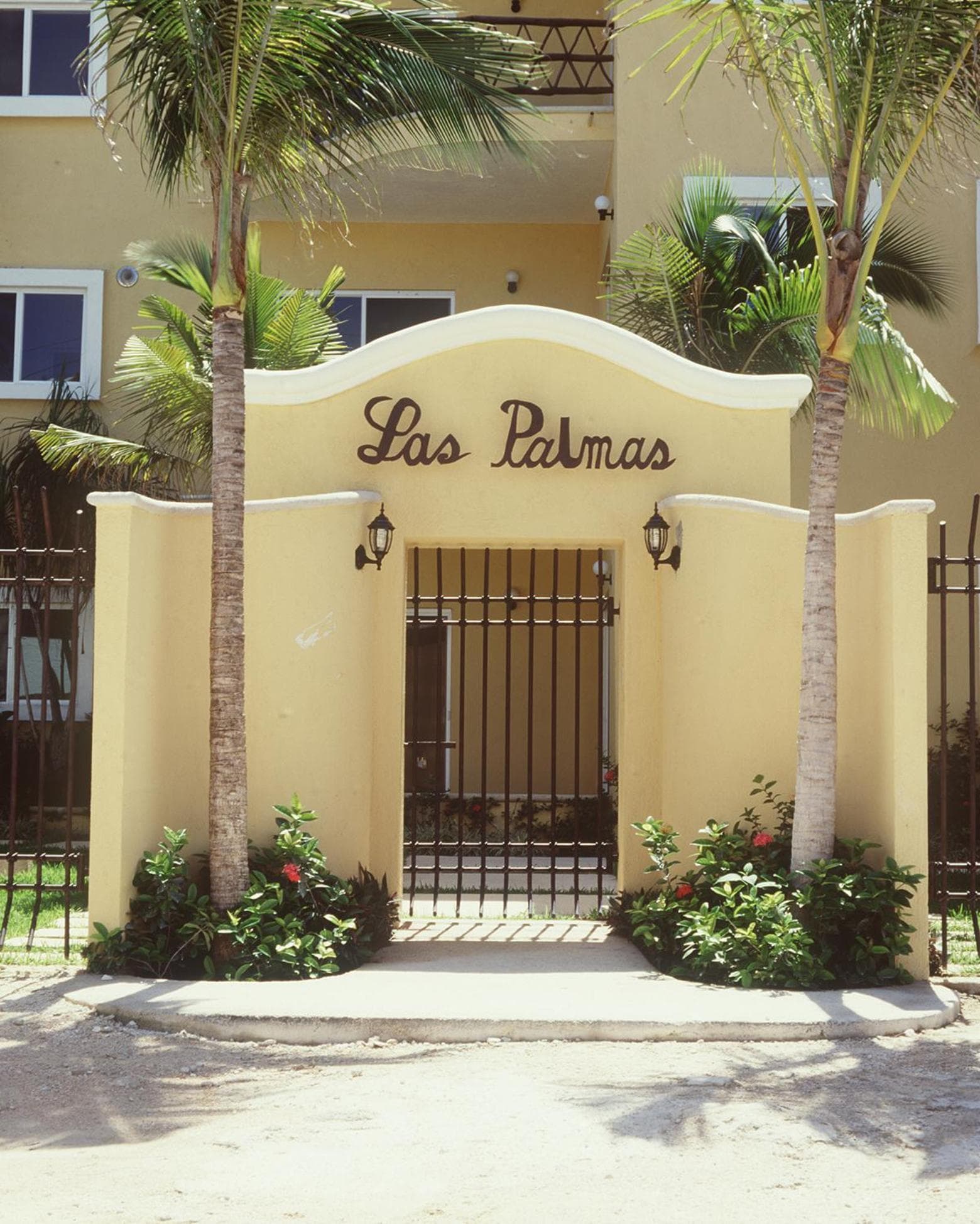 Las Palmas Condominio — 2