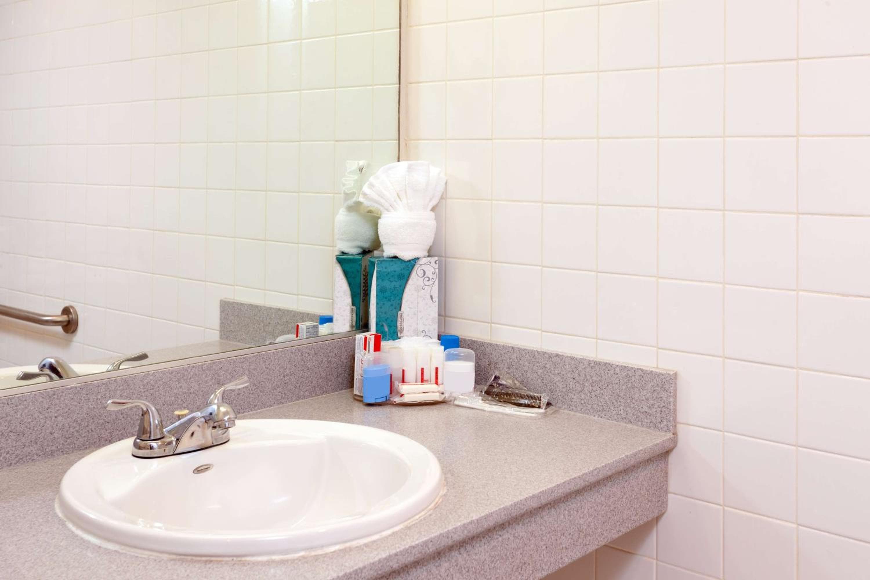 Ramada Plaza by Wyndham West Hollywood Hotel & Suites — 20