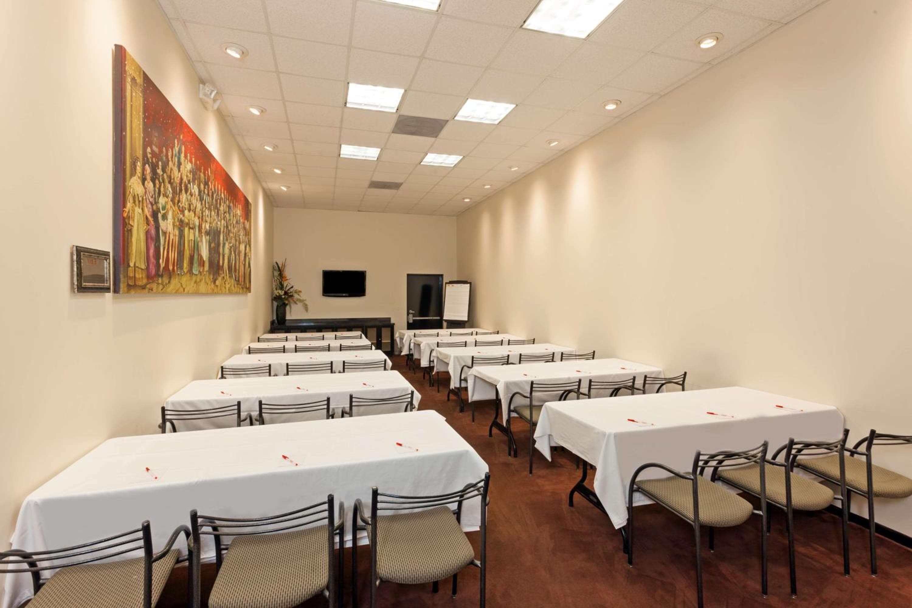 Ramada Plaza by Wyndham West Hollywood Hotel & Suites — 16
