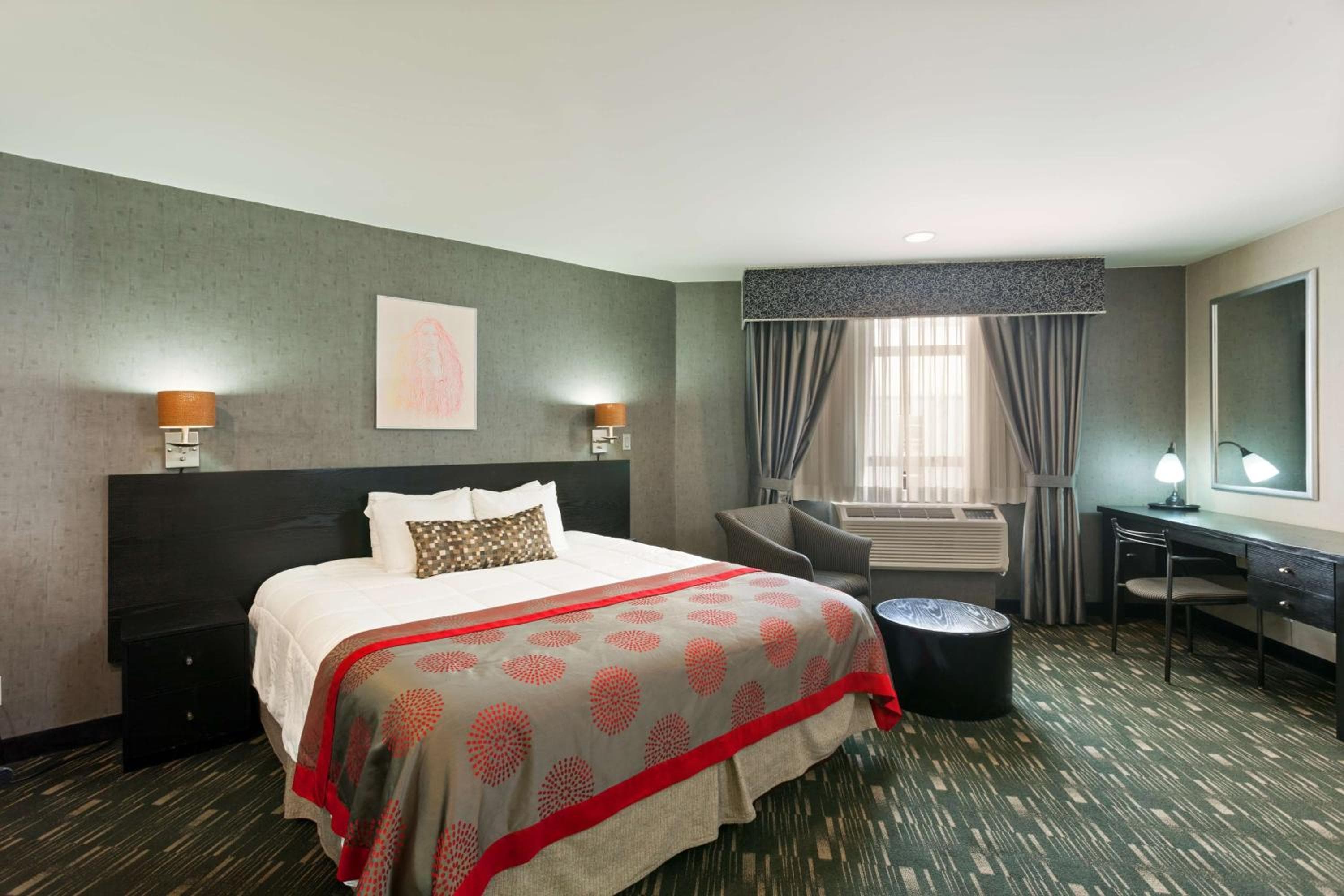 Ramada Plaza by Wyndham West Hollywood Hotel & Suites — 12
