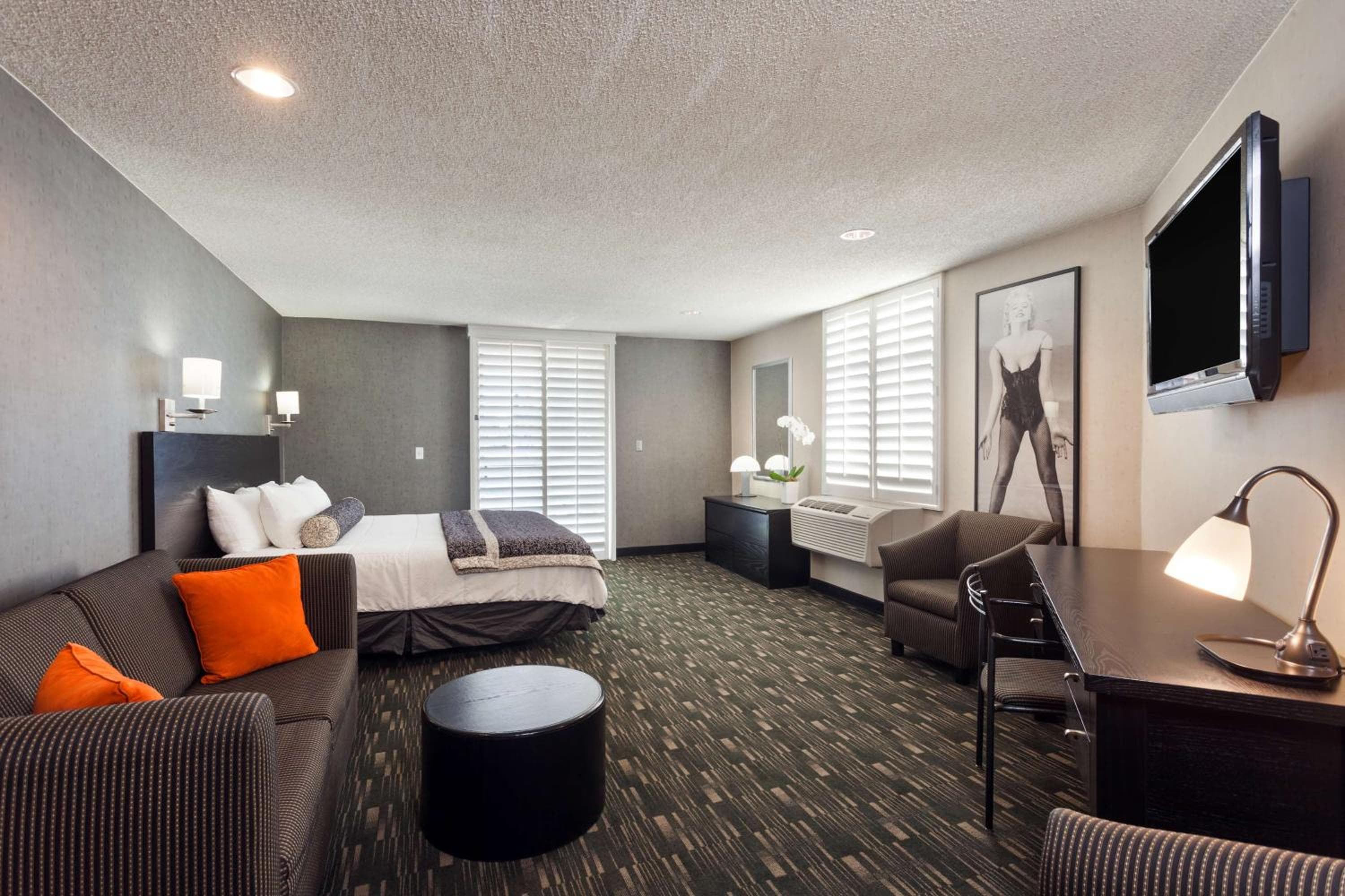 Ramada Plaza by Wyndham West Hollywood Hotel & Suites — 10
