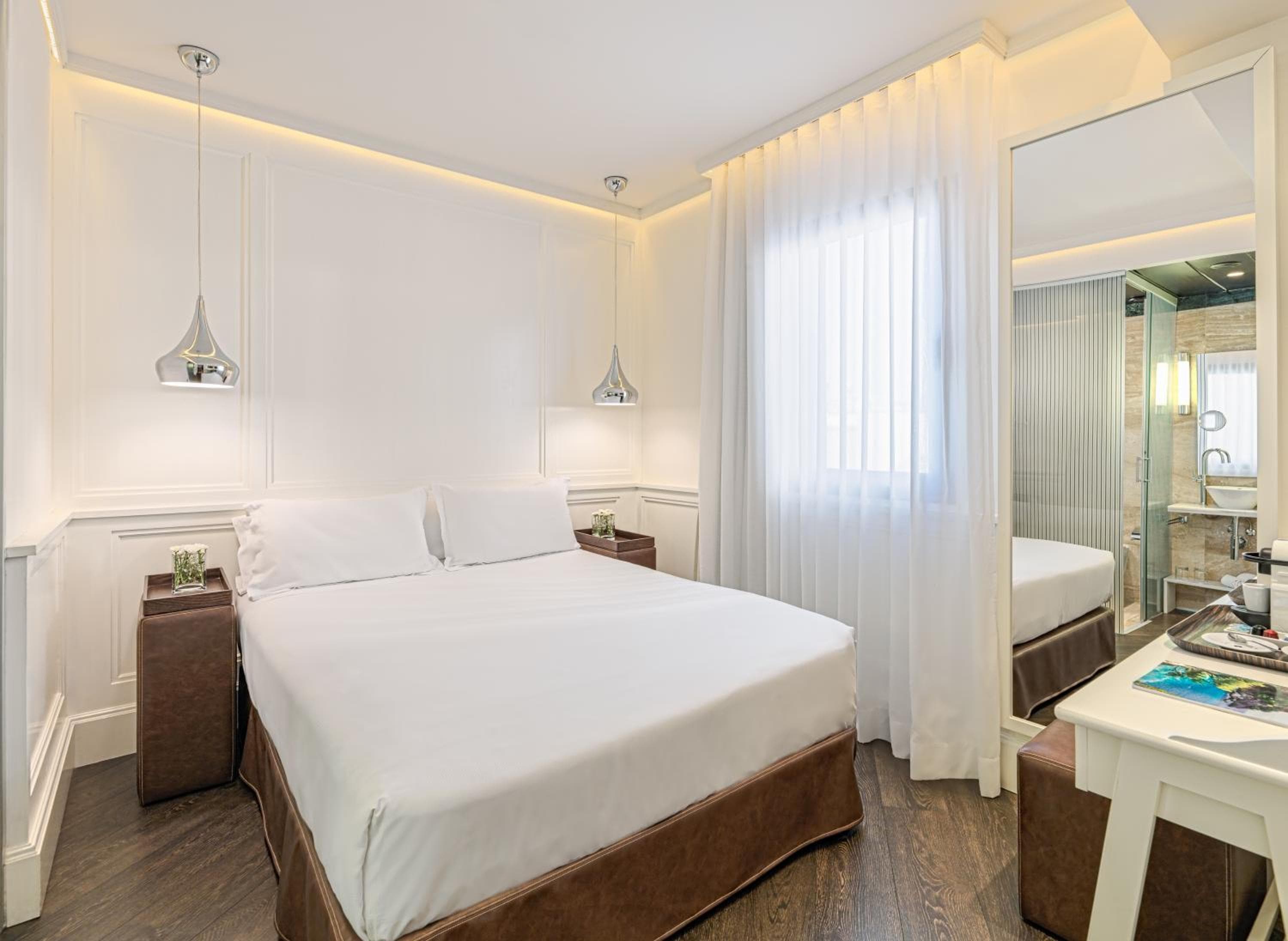 H10 Universitat — 20
