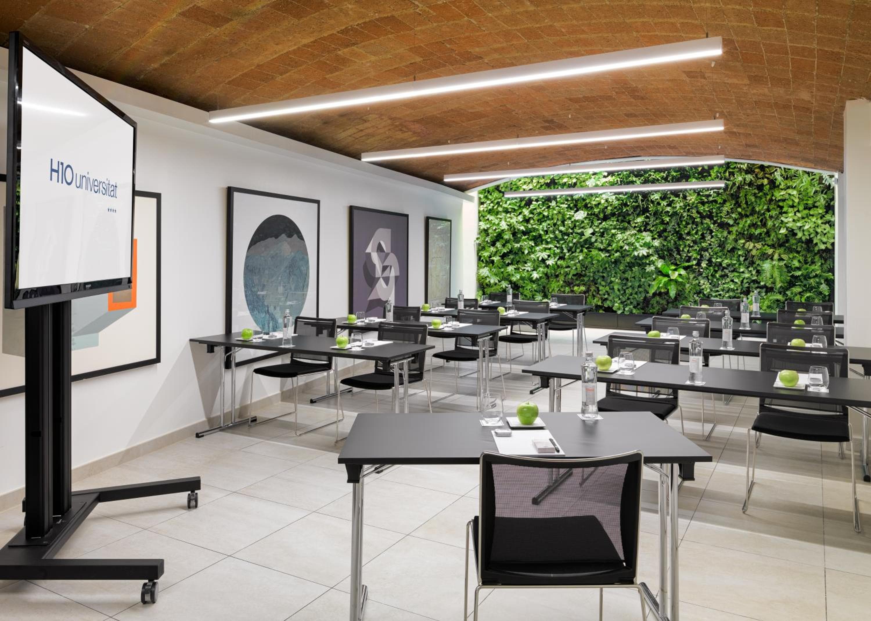 H10 Universitat — 17