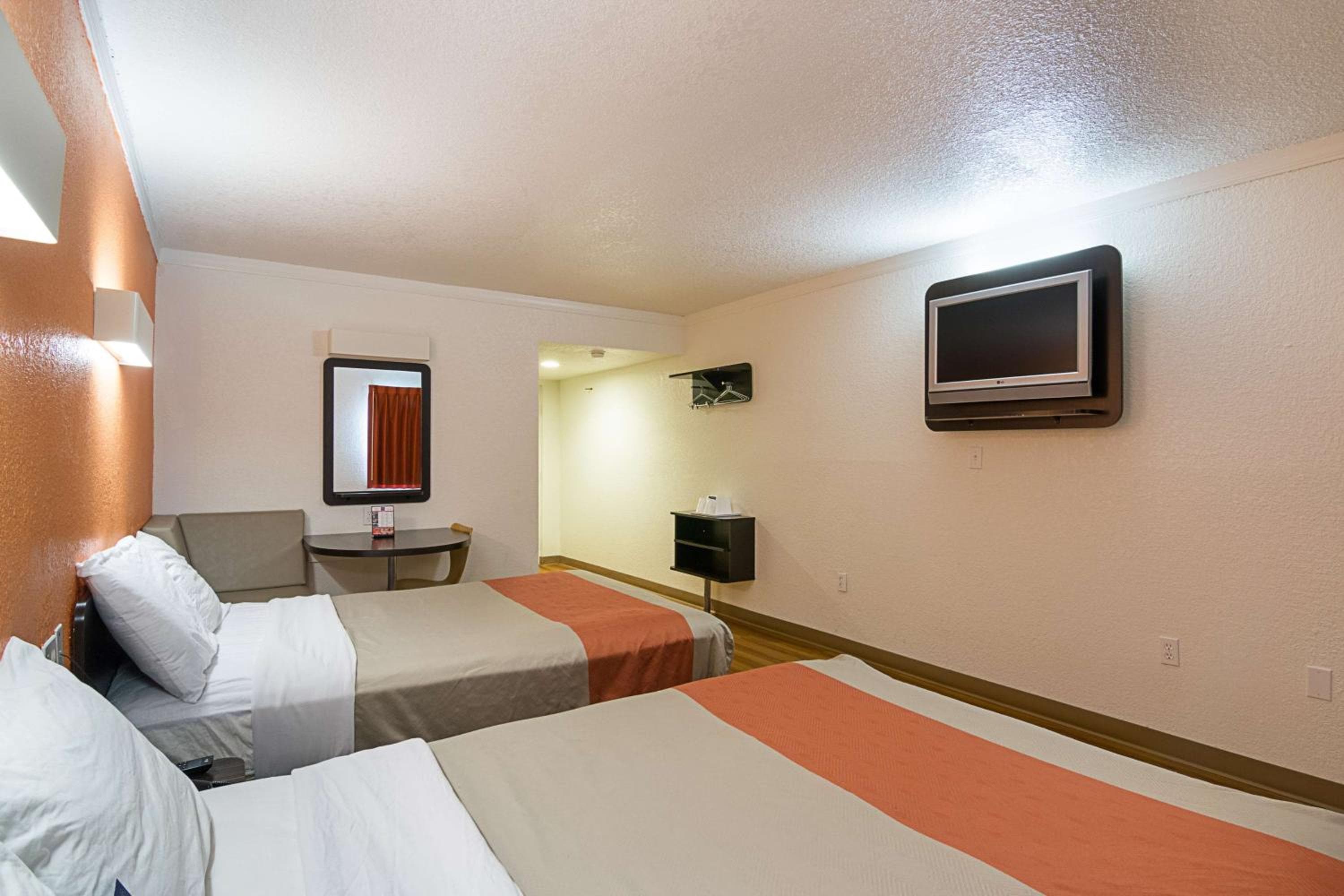 Motel 6-Tampa, FL - Fairgrounds — 5