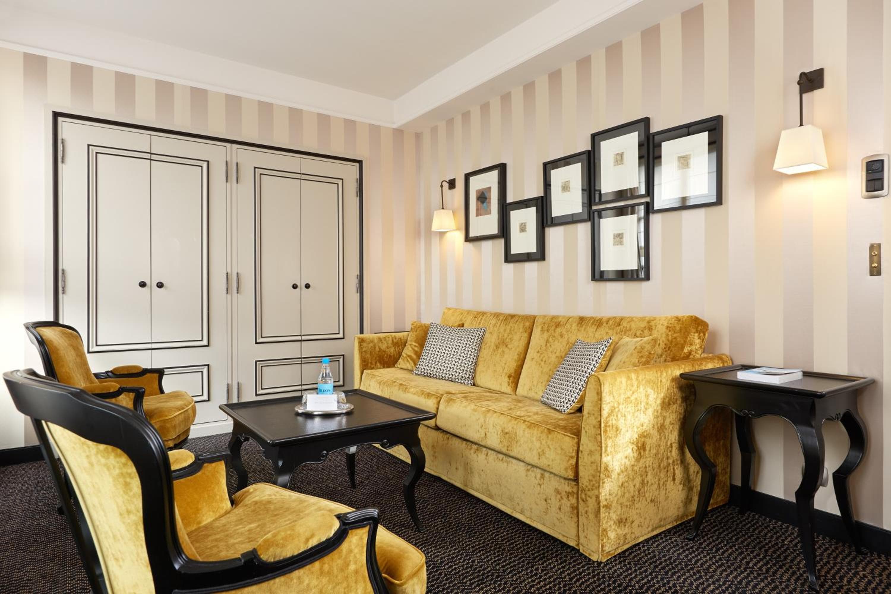 Le Pavillon de la Reine & Spa, Place des Vosges — 18