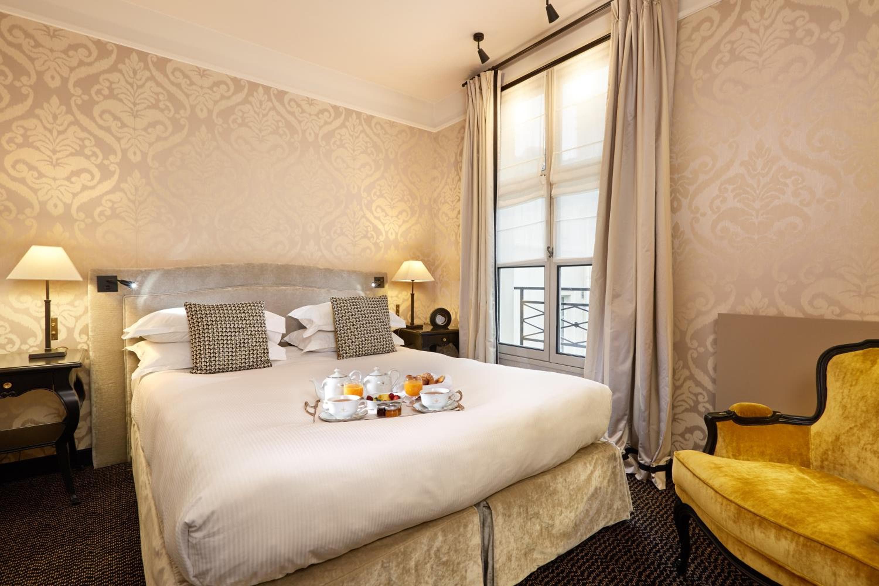 Le Pavillon de la Reine & Spa, Place des Vosges — 19